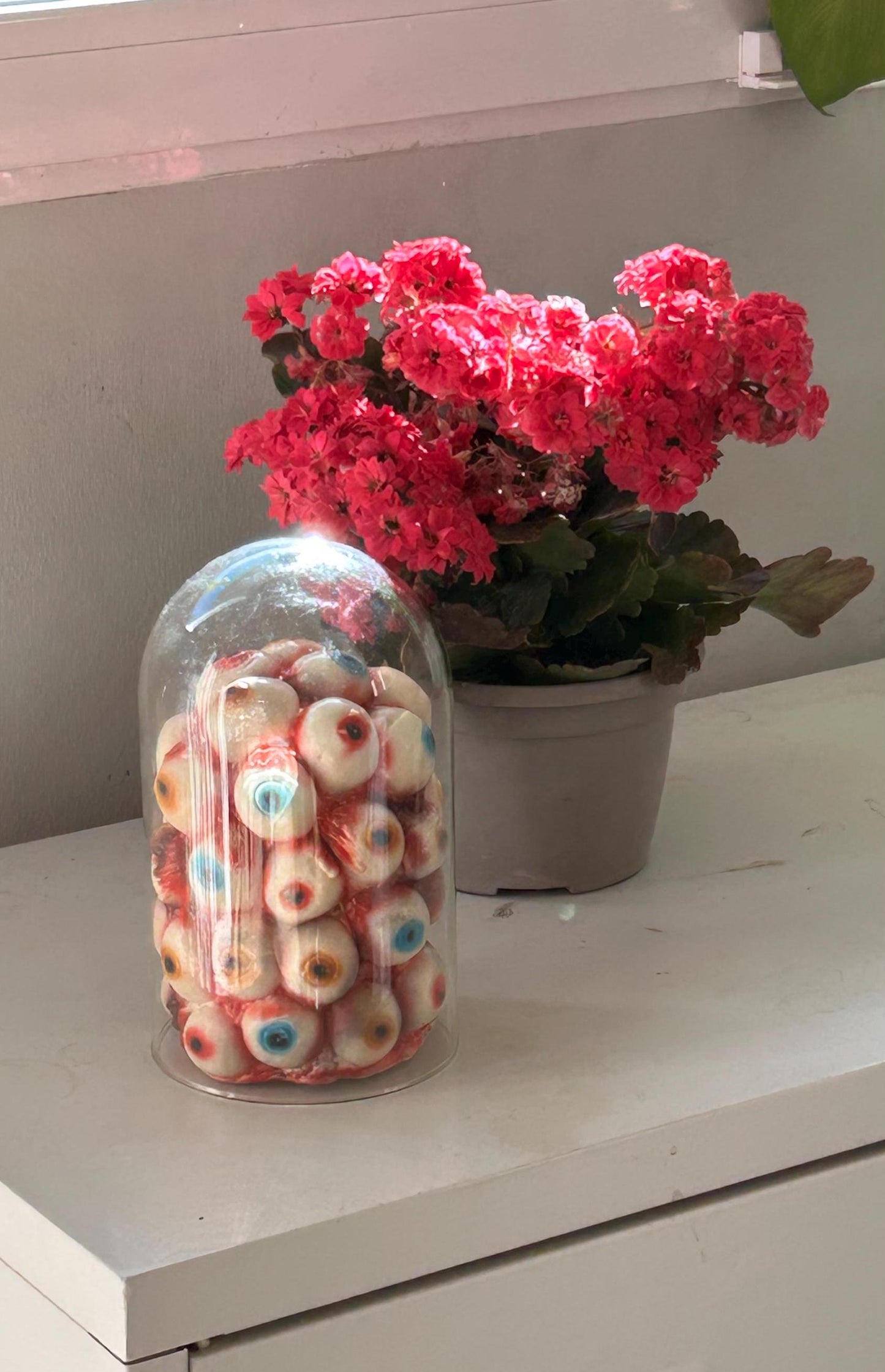 Cúpula de vidrio con ojos, bizarre art