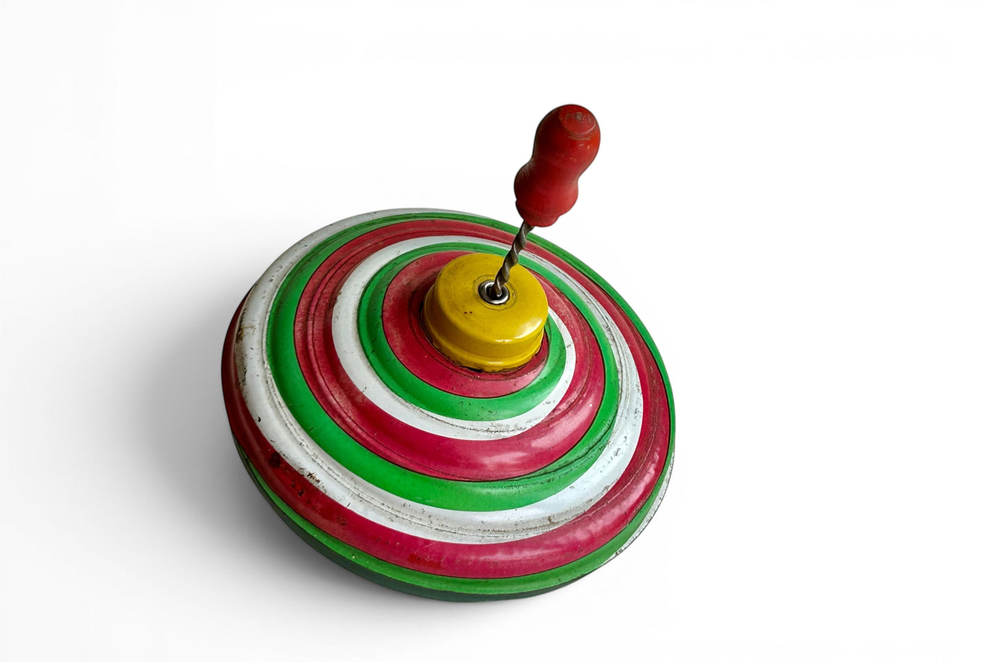 Trompo vintage de metal y madera con diseño de espiral multicolor de Retrópica Tienda, juguete clásico años 60s.