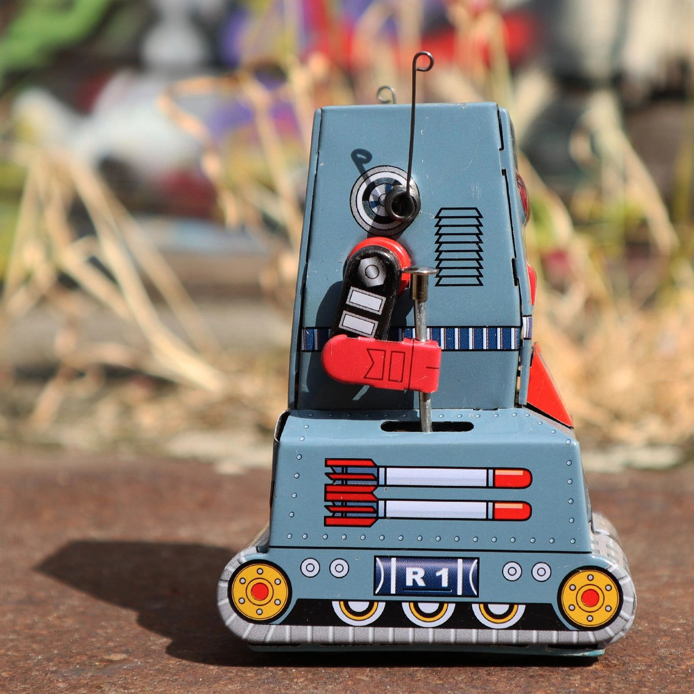 Robot R1 de hojalata gris