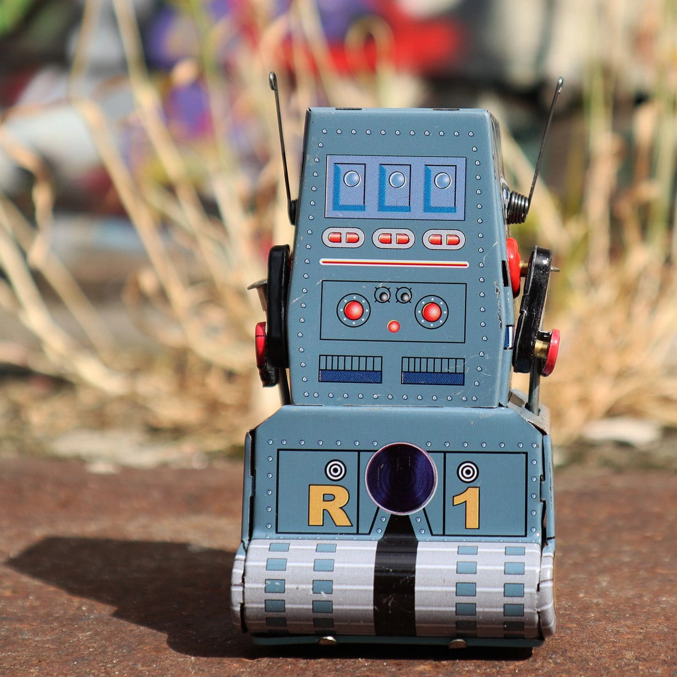 Robot R1 de hojalata gris