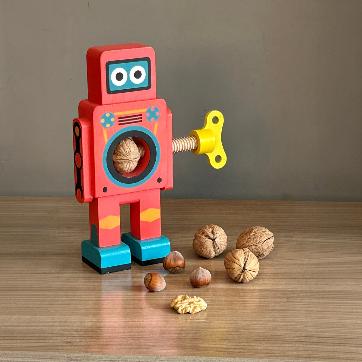 Robot Cascanueces de madera · SUCK UK”