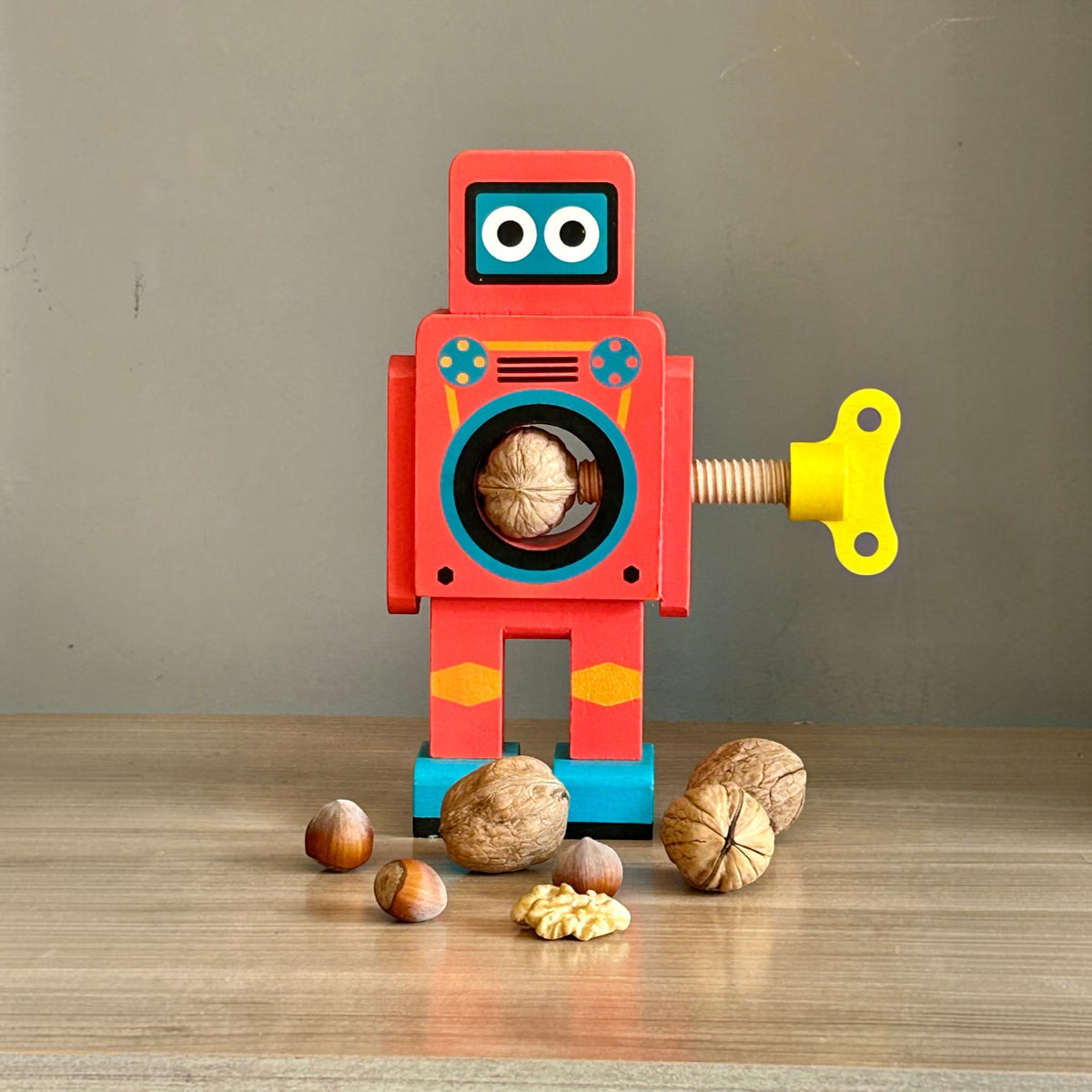 Robot Cascanueces de madera · SUCK UK”