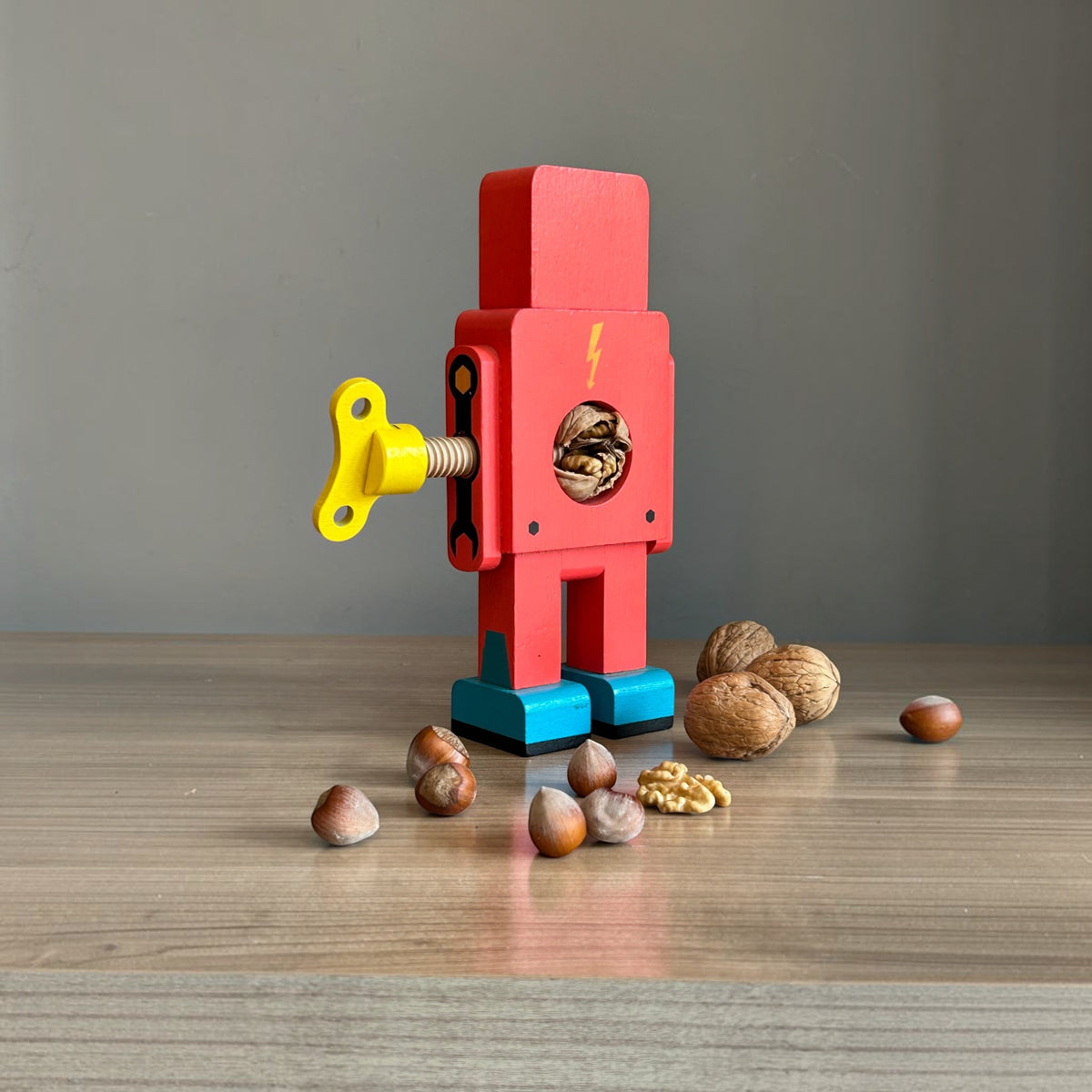 Robot Cascanueces de madera · SUCK UK”