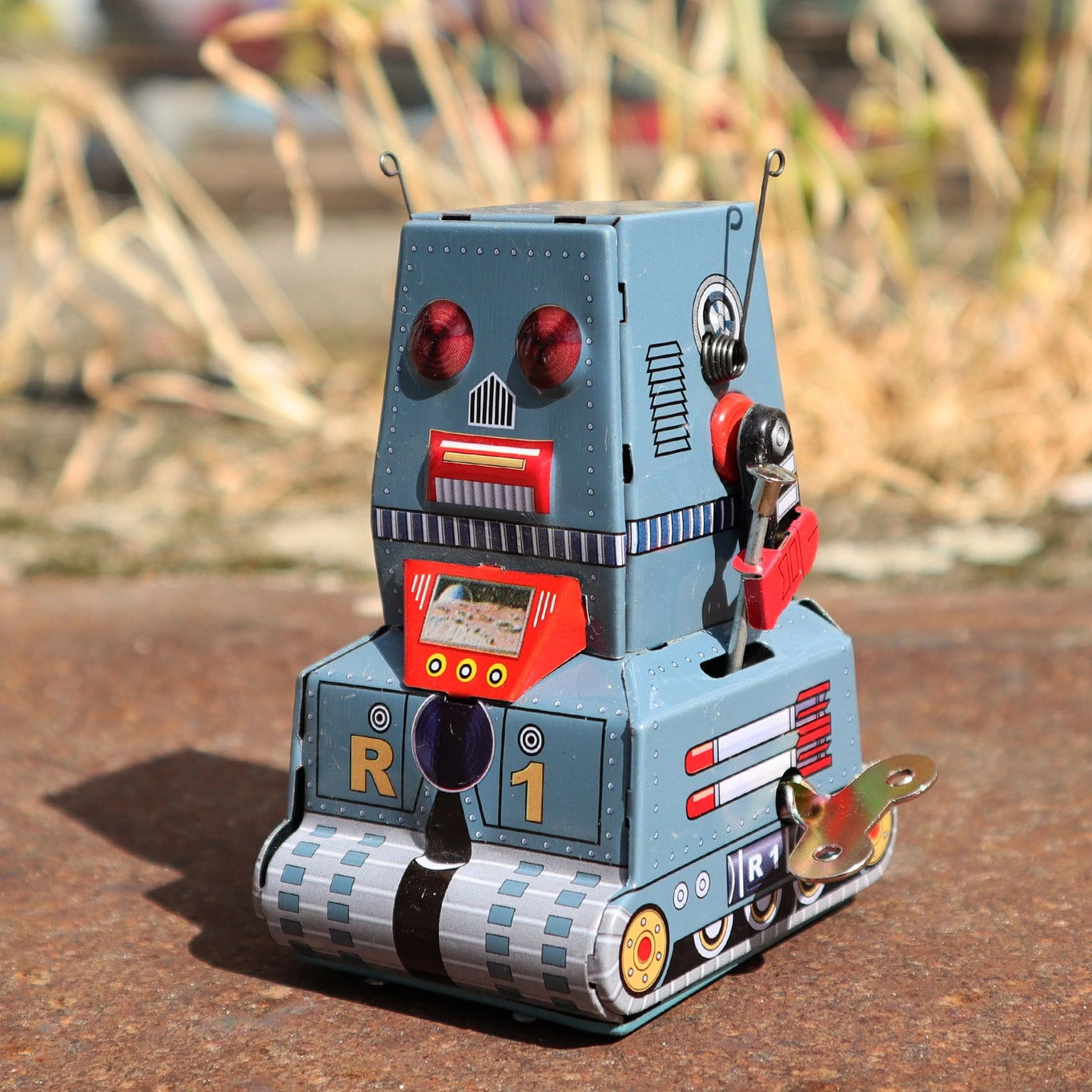 Robot R1 de hojalata gris