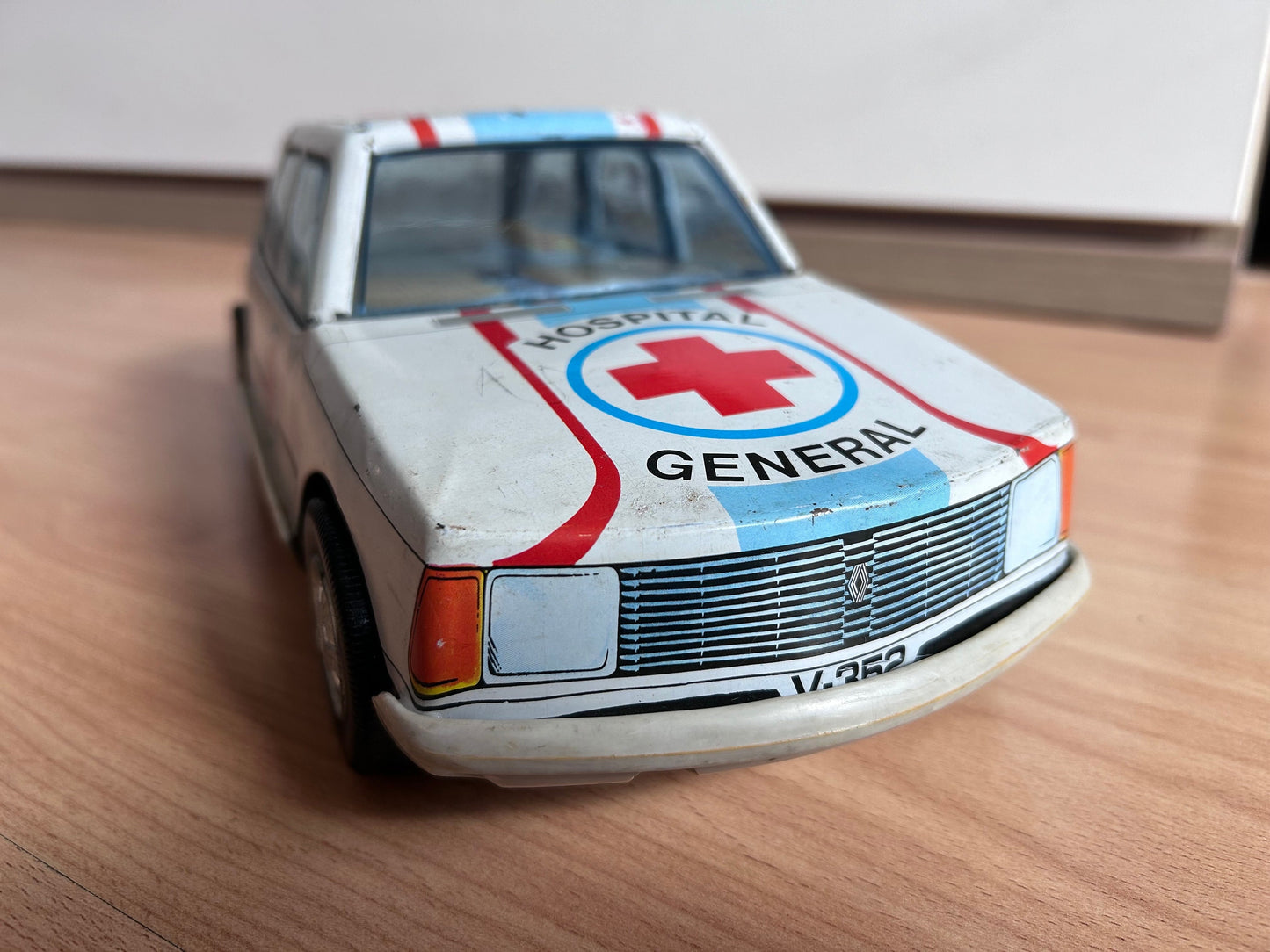 Ambulancia Renault hojalata · Román España 1980