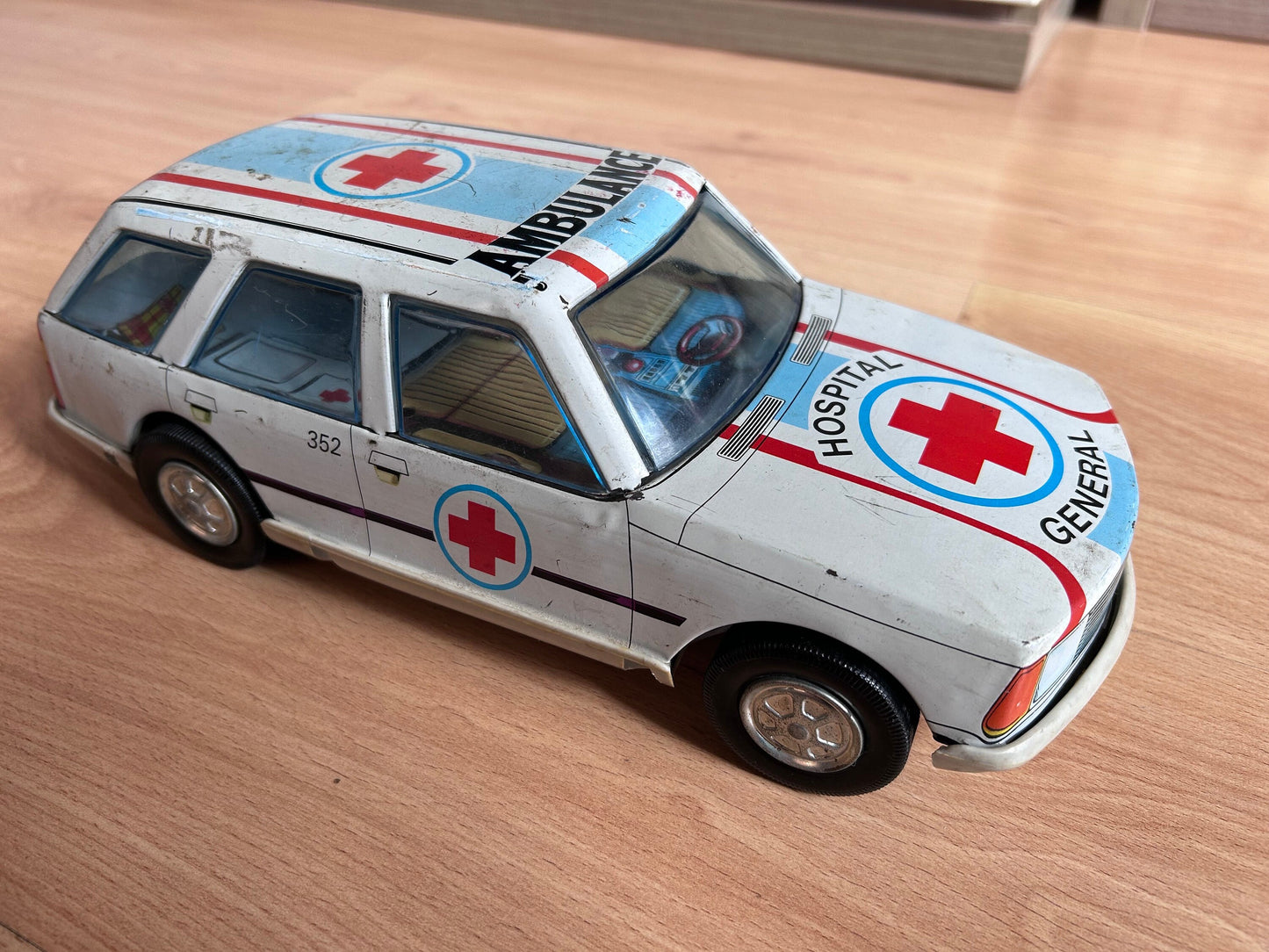 Ambulancia Renault hojalata · Román España 1980