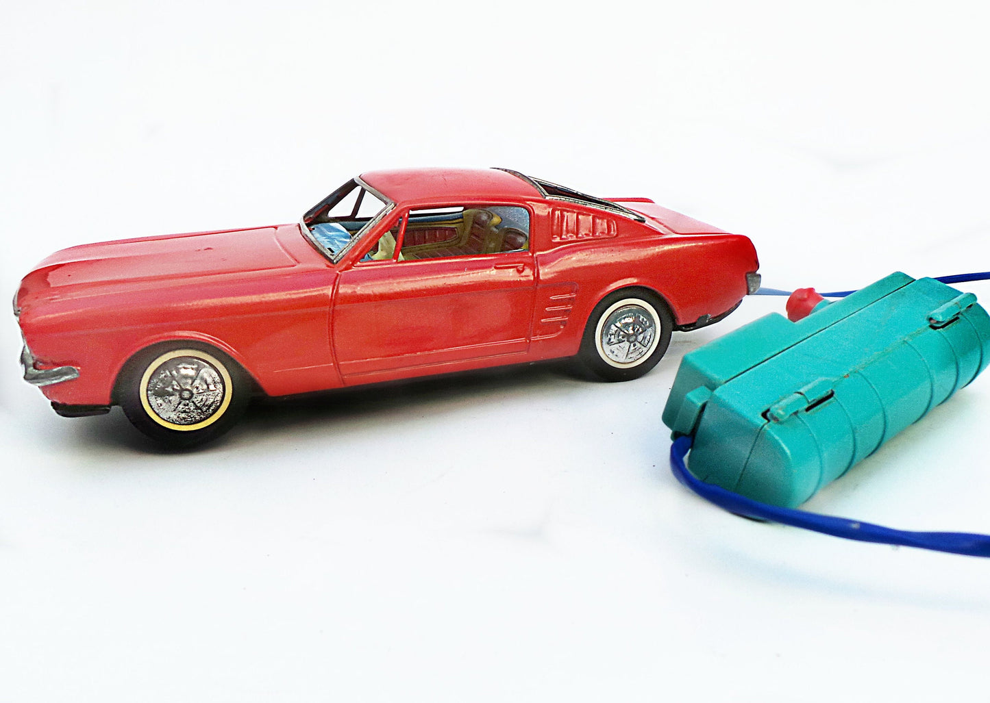 Mustang hojalata con mando · Ideal Argentina 60s