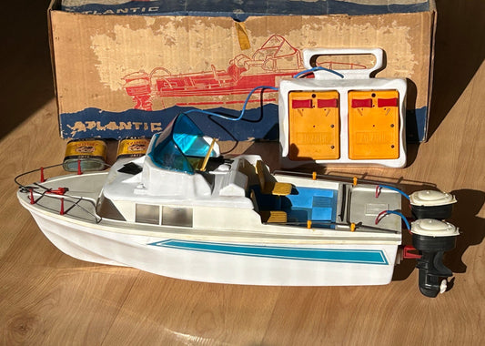 Antiguo Yate Juguete con mando con cable a pilas. Barco años 60s Atlantic modelo Motoscafo BORA origen italia con dos motores fuera de borda