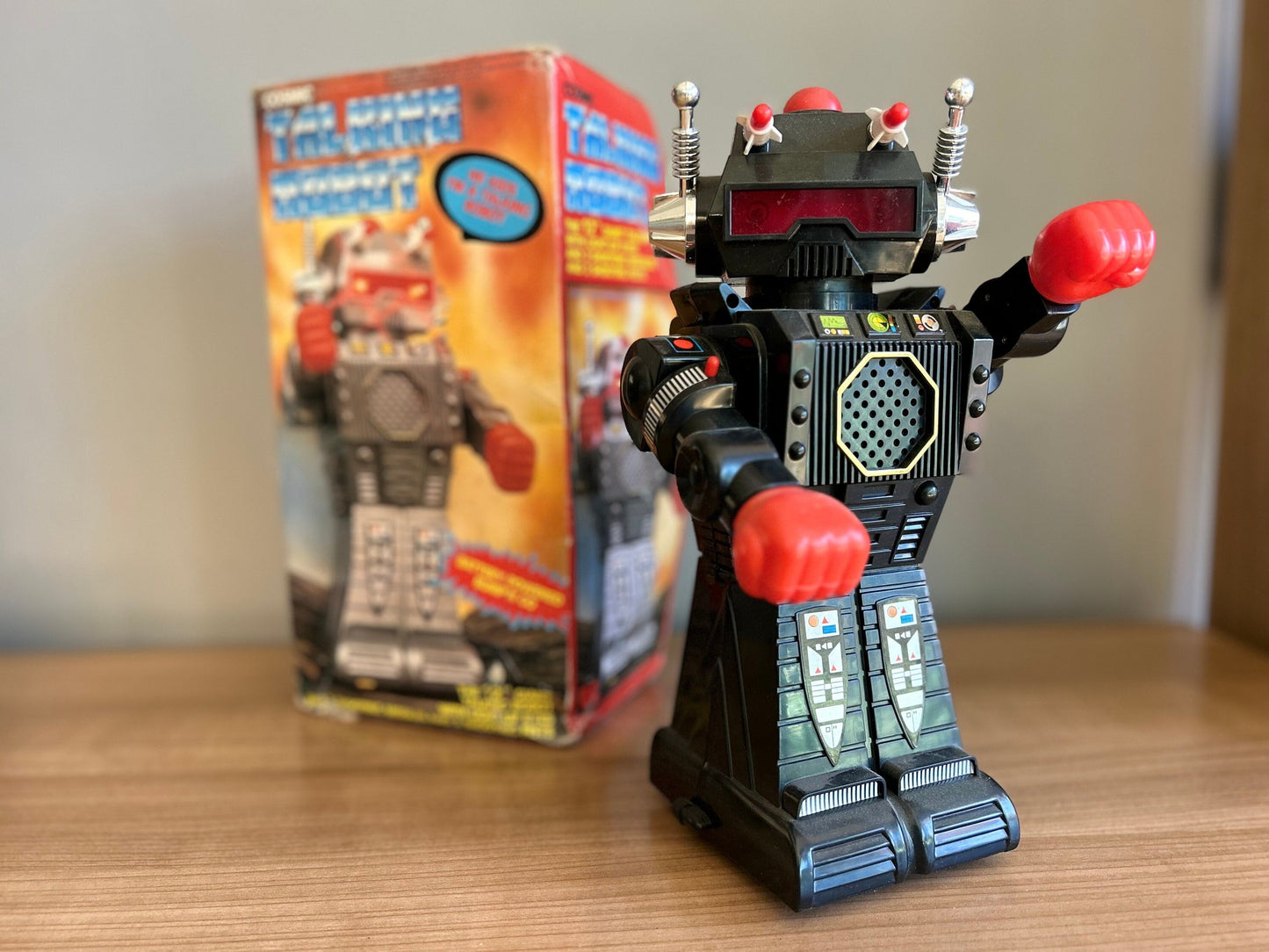 Cosmic Talking Robot años 80, habla al presionarle su cabeza, camina, bump'n go, y dispara misiles y sus dos puños. Robot 12"