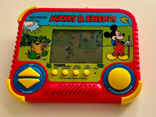 Maquinita electrónica MICKEY & FRIENDS, marca Tiger, 1992 Walt Disney Company.