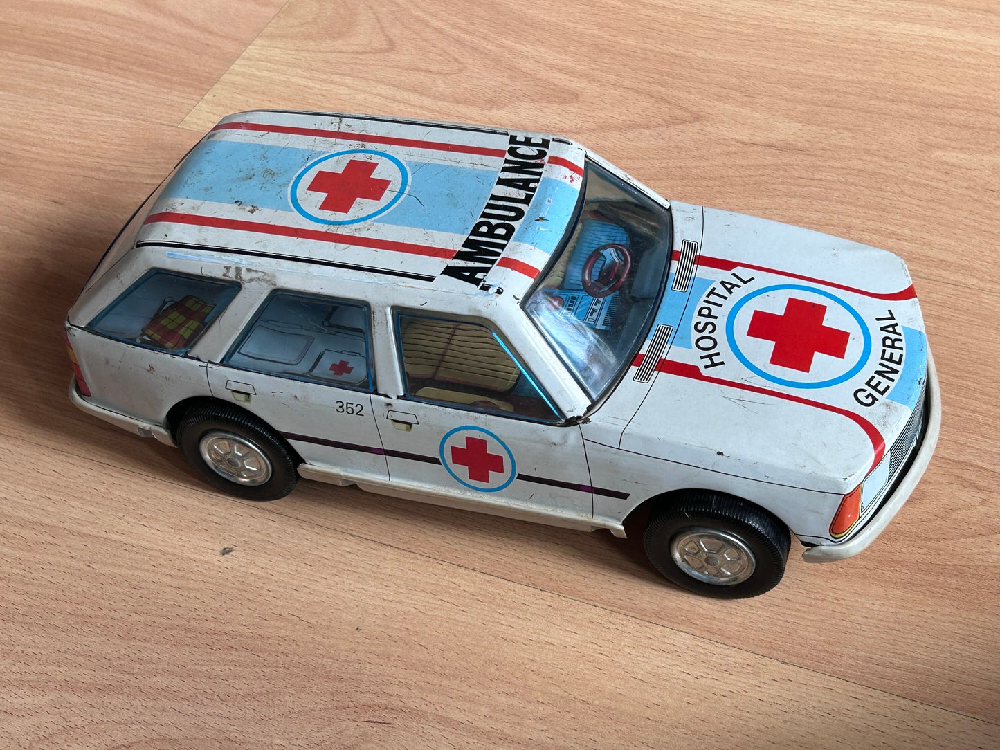 Ambulancia Renault hojalata · Román España 1980