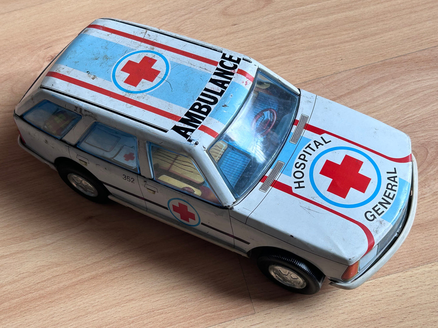 Ambulancia Renault hojalata · Román España 1980