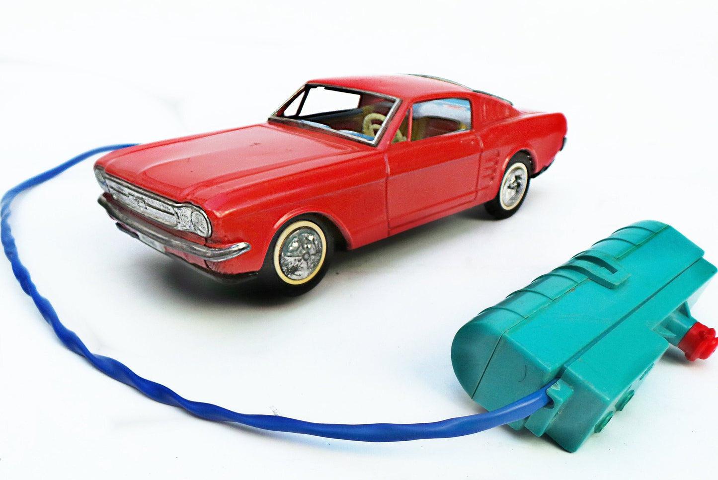 Mustang coche hojalata a contro remoto con cable. Marca Ideal, origen Argentina años 60s