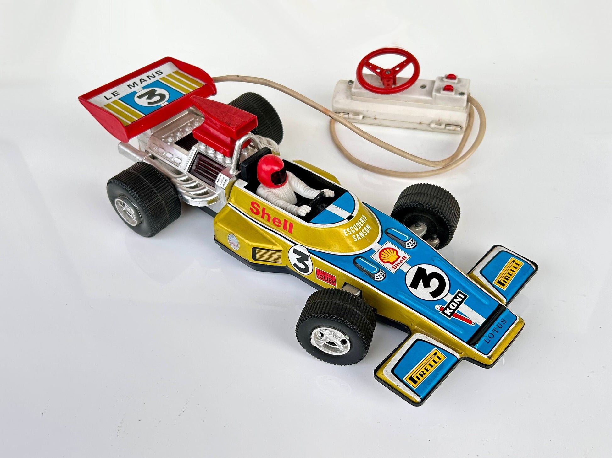 Coche carrera Lotus F1 hojalata con mando remoto a cable. Gran tamao, 40cm Marca Ideal, España años 70s.  Lotus escudería Sanson