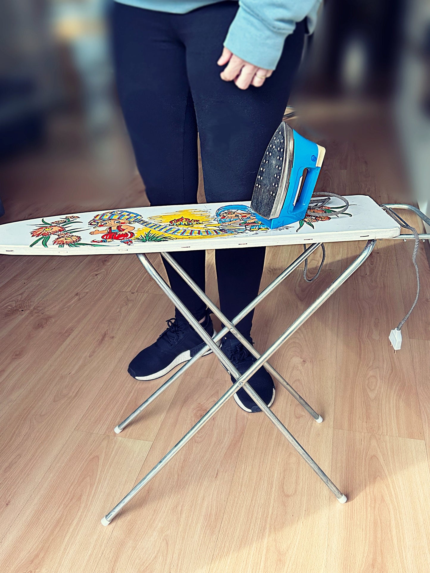 Tabla de planchar y plancha · Juguete vintage