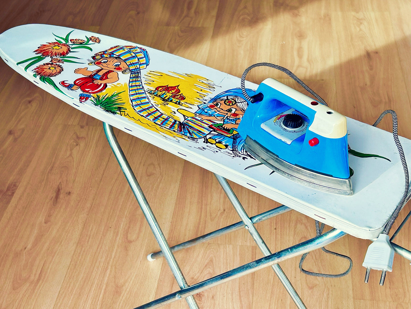 Tabla de planchar y plancha · Juguete vintage