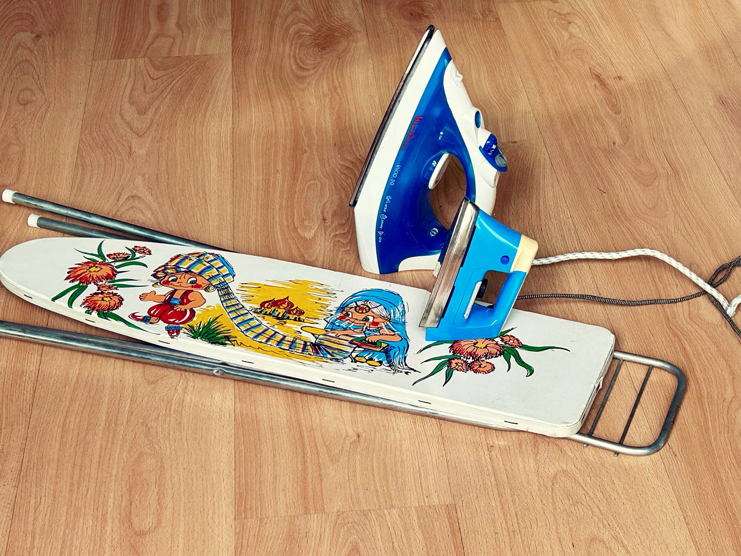 Tabla de planchar y plancha · Juguete vintage