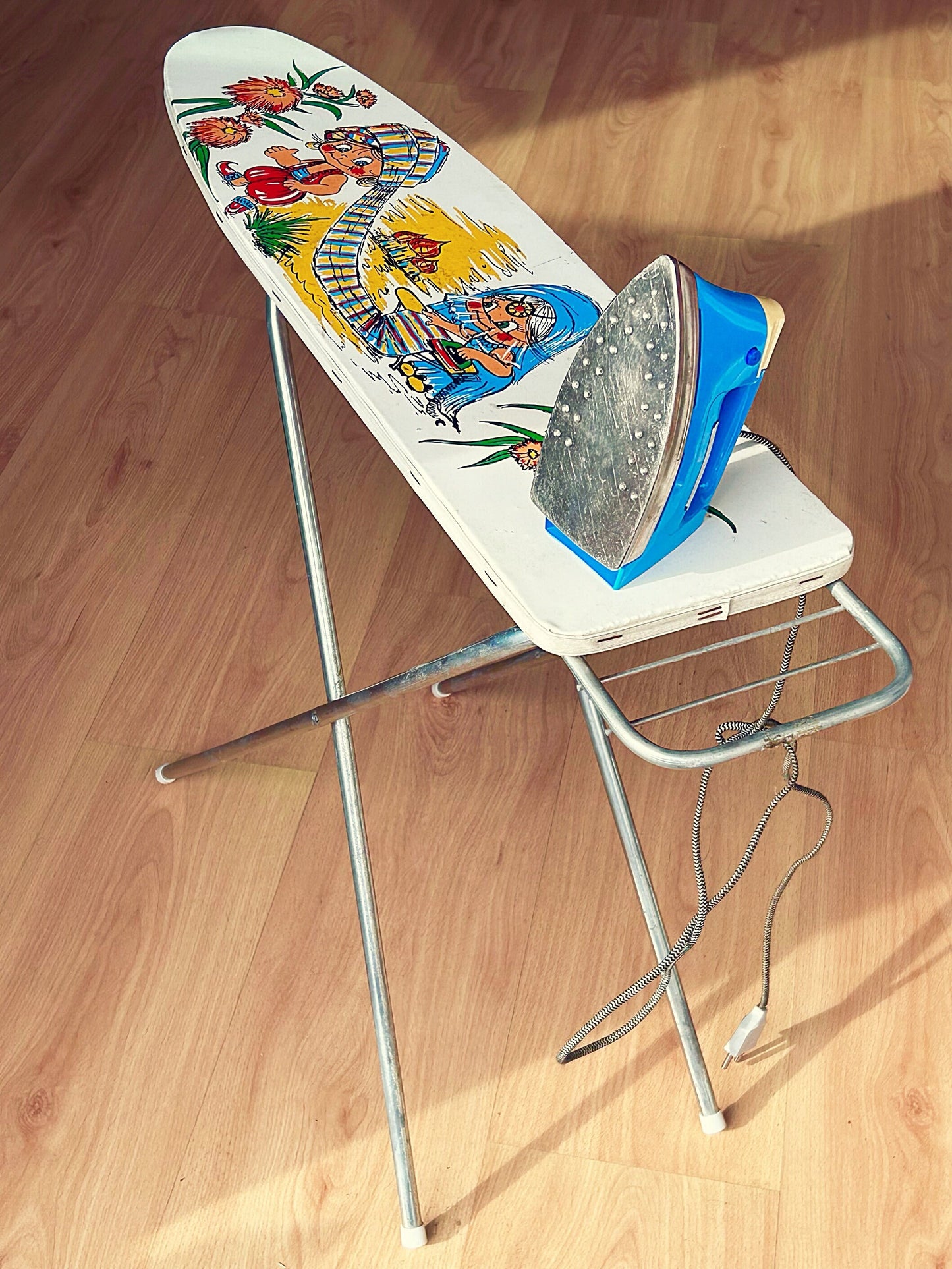 Tabla de planchar y plancha · Juguete vintage