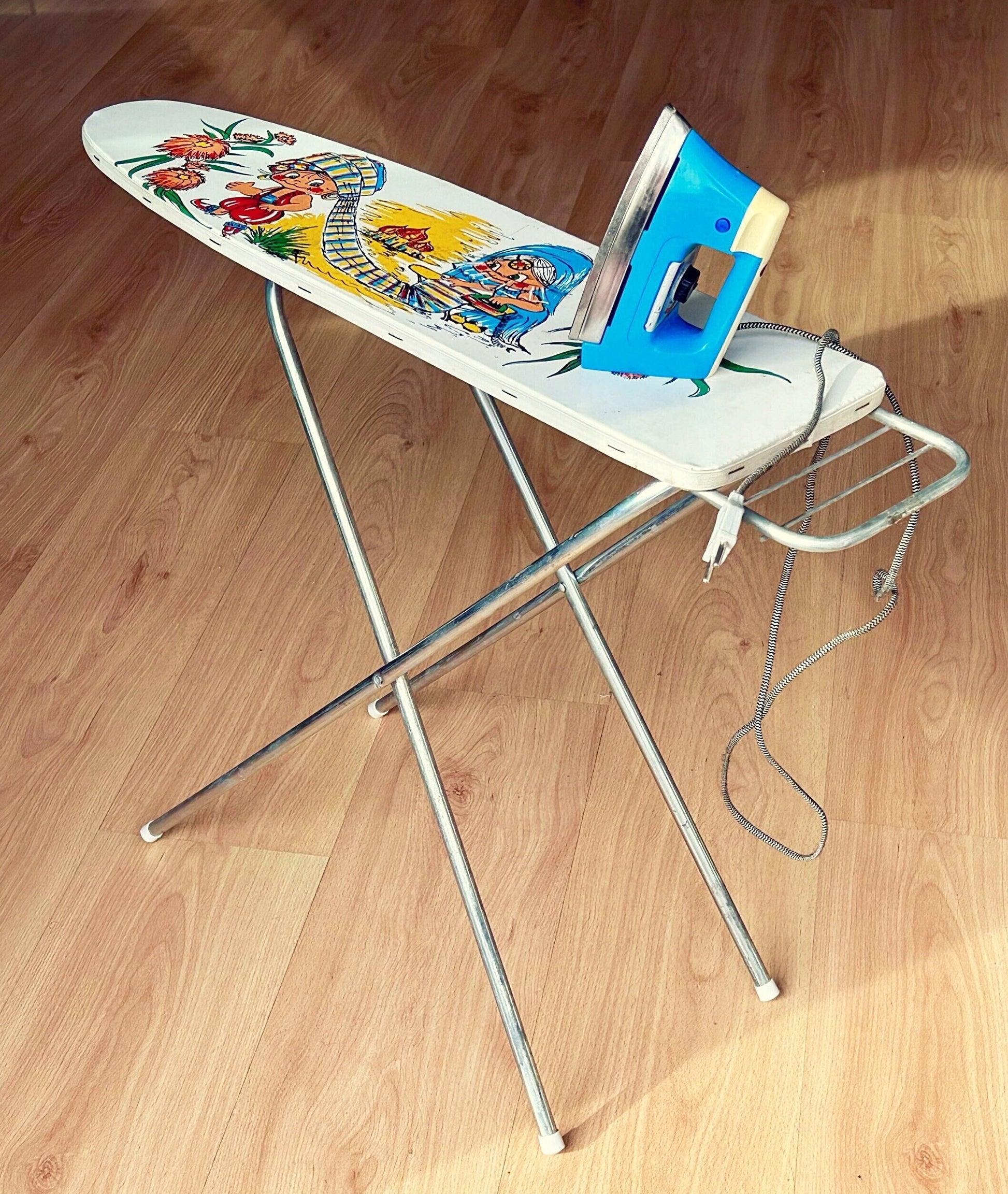 Juguete tabla de planchar y plancha eléctrica vintage para niño niña