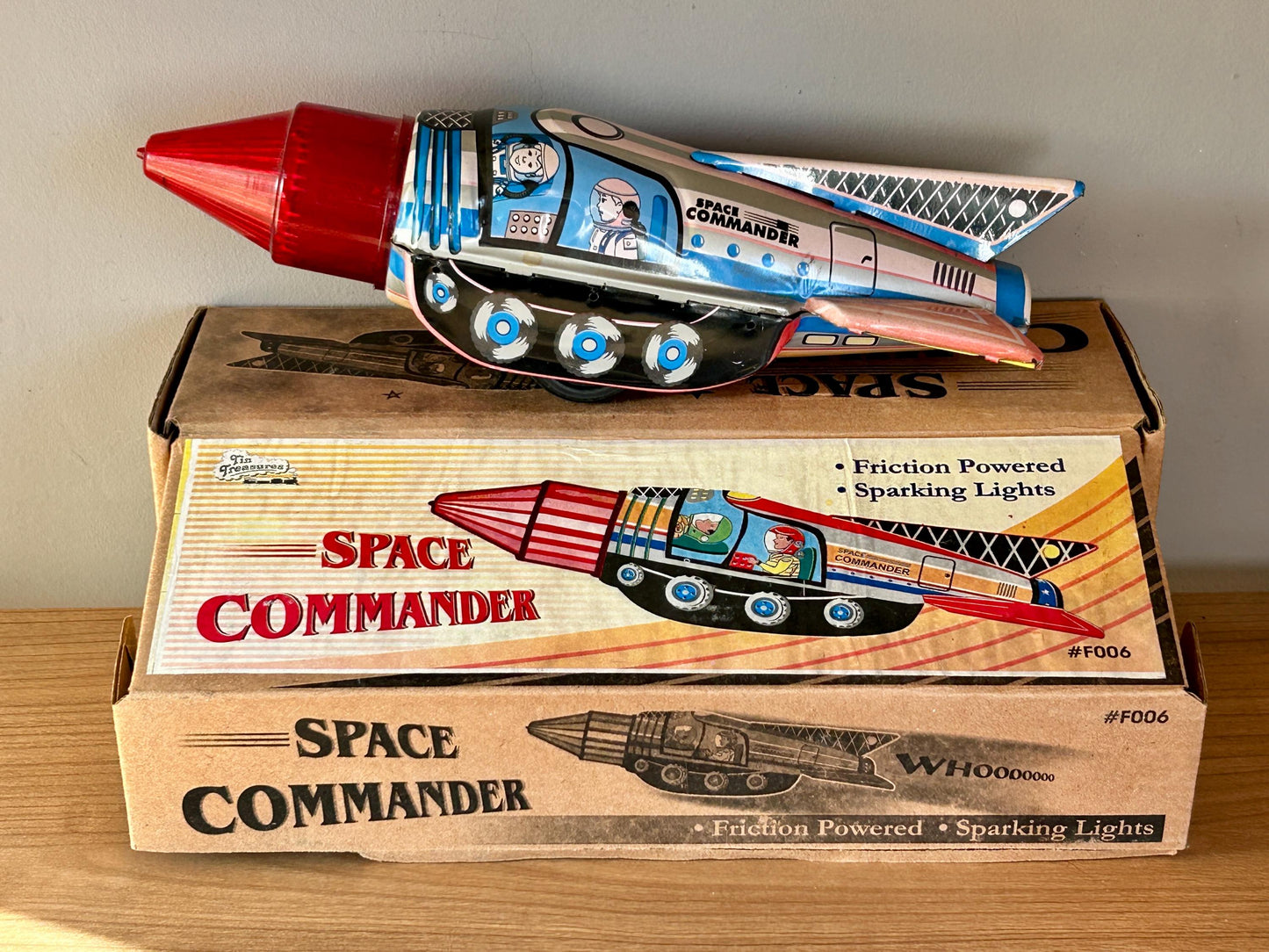Space Commander. Retro juguete espacial hojalata a fricción, cohete vintage litografiado. 1990