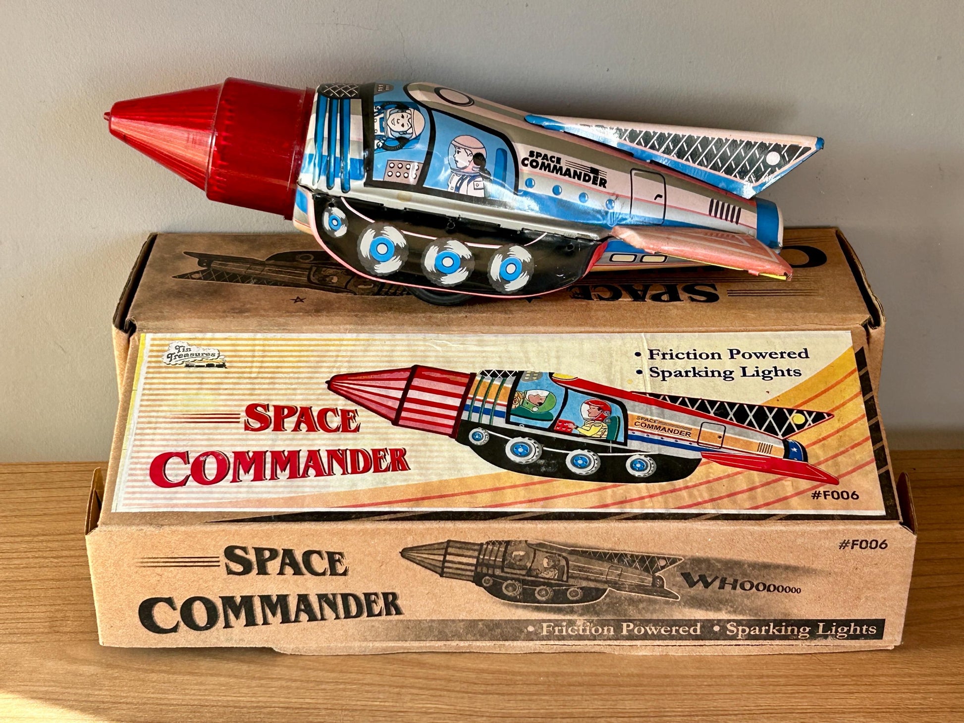 Space Commander. Retro juguete espacial hojalata a fricción, cohete vintage litografiado. 1990