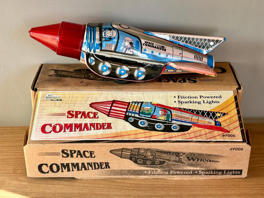 Space Commander. Retro juguete espacial hojalata a fricción, cohete vintage litografiado. 1990