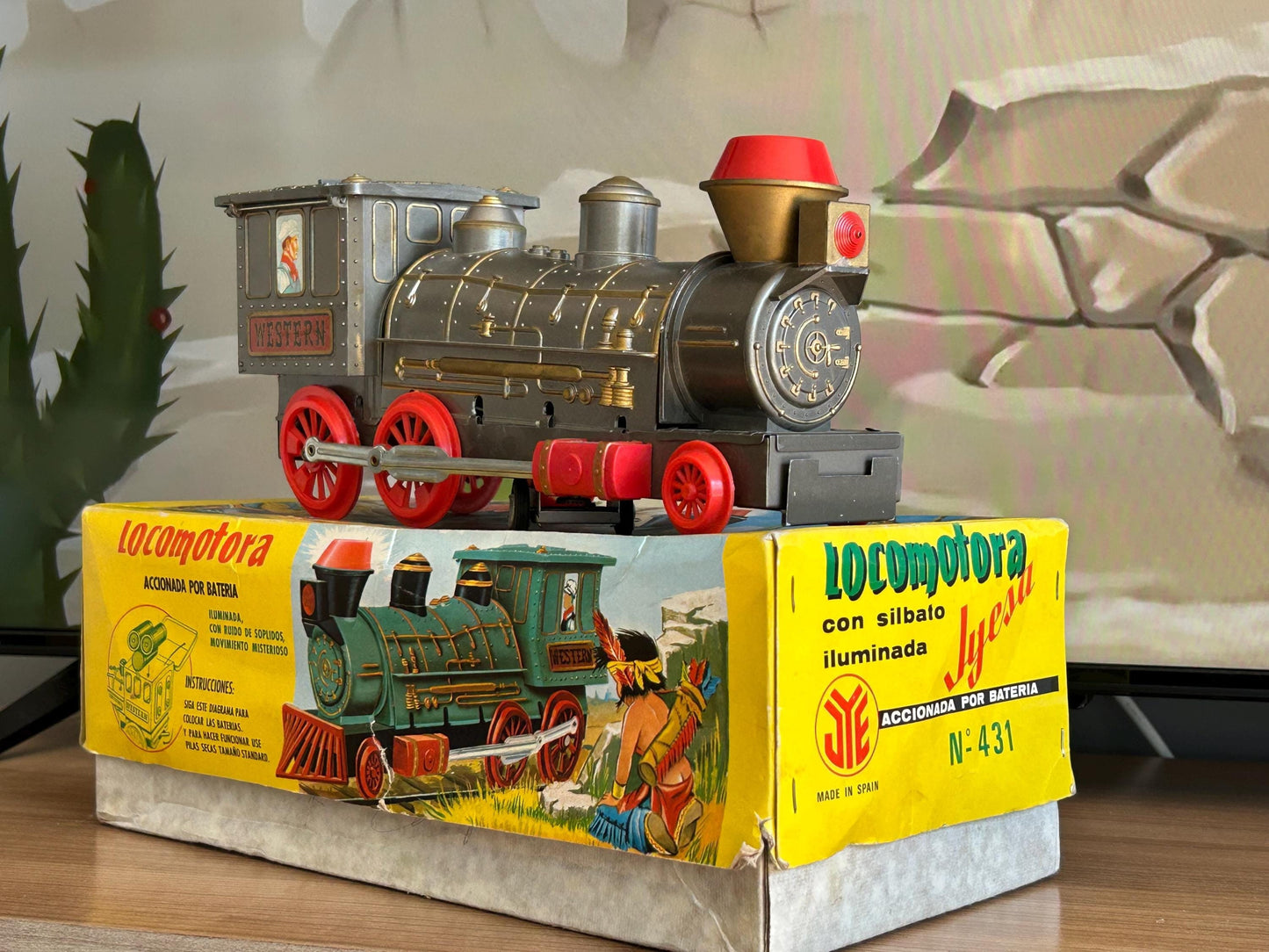 Locomotora tren hojalata y plástico Marca Juguetes Jyesa mod 431. Origen España años 70s a pilas