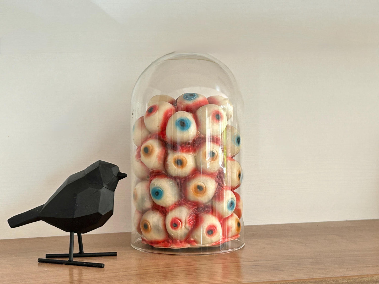 Cúpula de vidrio con ojos, bizarre art
