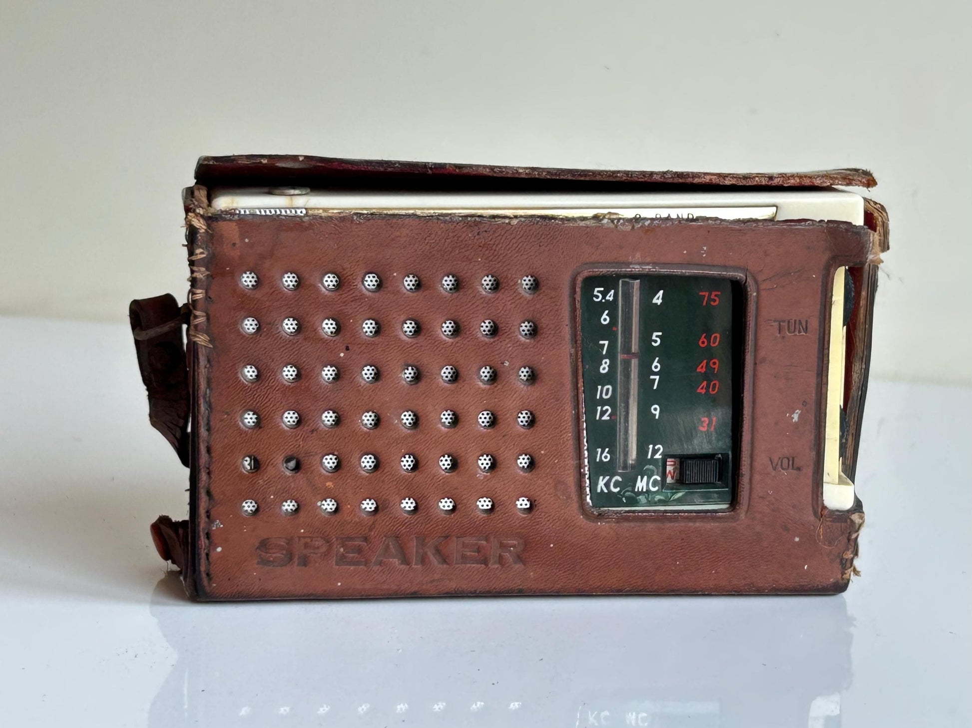 Radio vintage japonesa Speaker ST-7E, 7 transistores, 2 bandas, años 60, con funda de cuero original