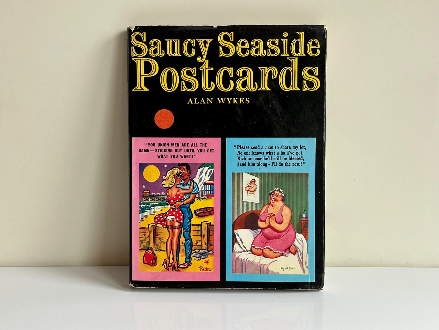 Saucy Seaside Postcards (1977) – Libro vintage humor británico, postales eróticas kitsch, colección retro
