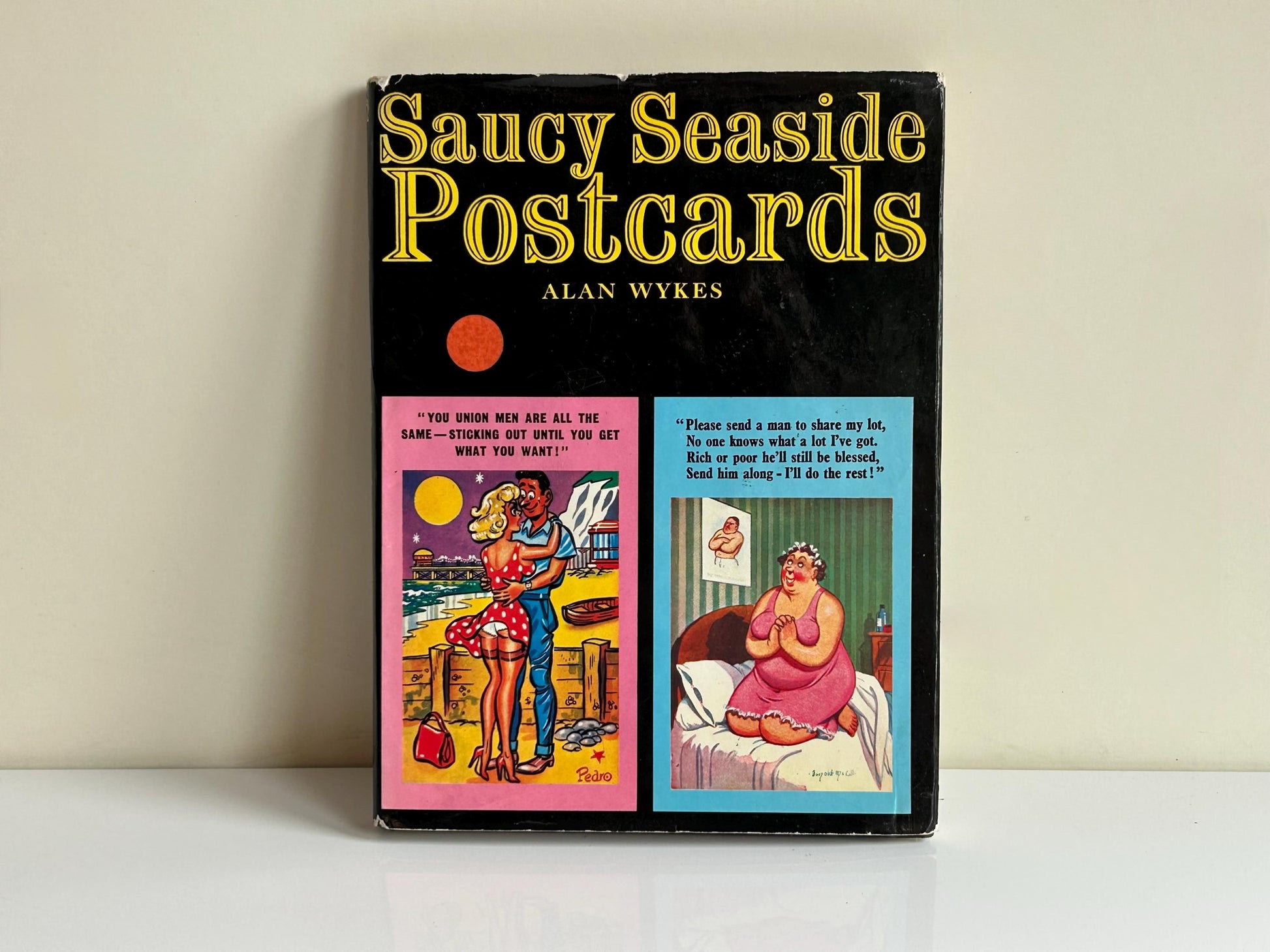 Saucy Seaside Postcards (1977) – Libro vintage humor británico, postales eróticas kitsch, colección retro