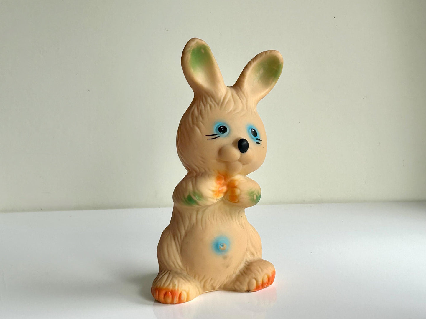 Conejo de goma vintage con chirrido, juguete retro años 70s, 20 cm  decoración infantil nostálgica. Vintage squeaky rubber bunny toy