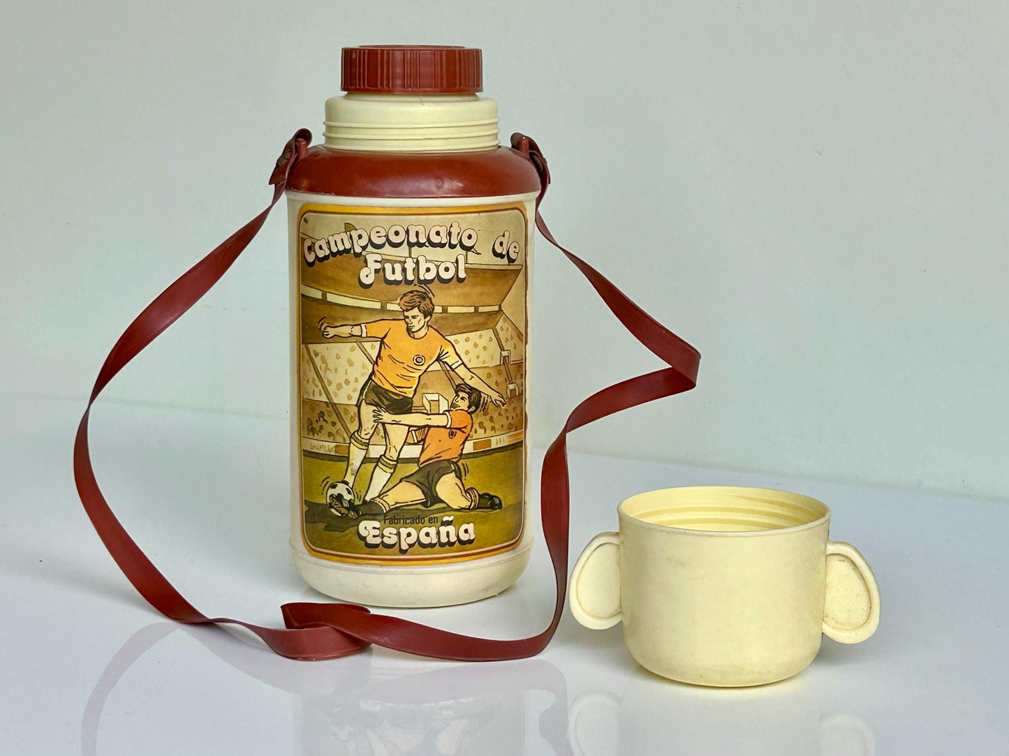 Cantimplora vintage Campeonato de Fútbol España años 70 – termo infantil retro 0.5 L – ilustración deportiva – coleccionismo juguete español