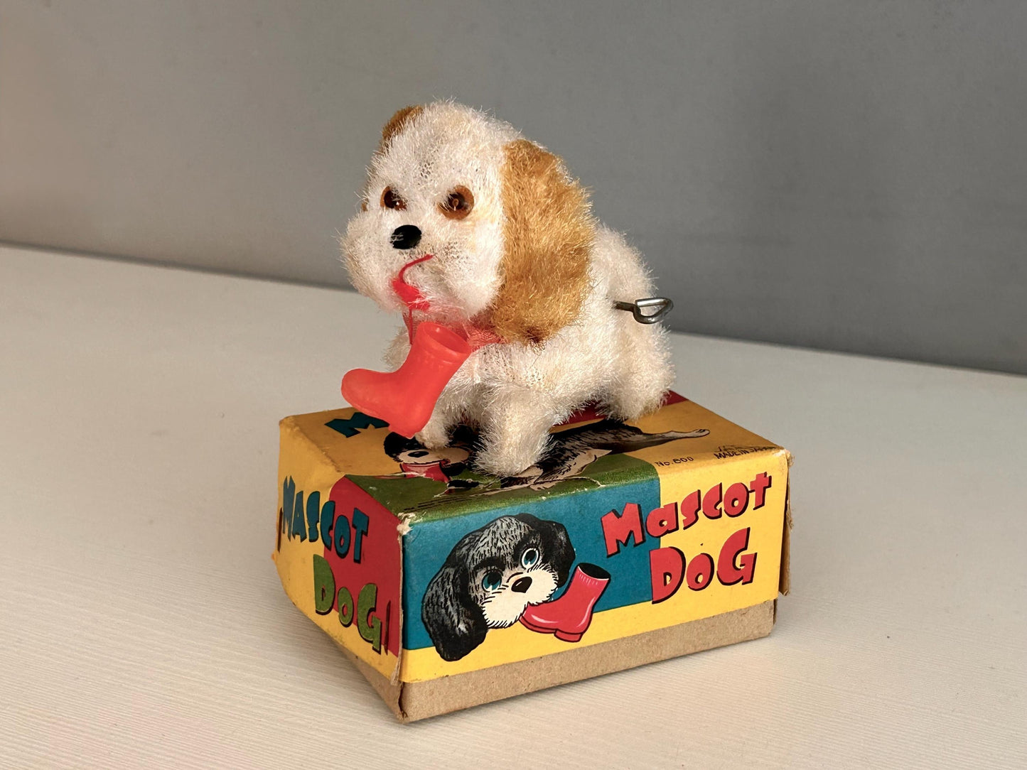 Juguete mecánico vintage “Mascot Dog” años 50s | Japón | Perro a cuerda con caja original | Peluche retro coleccionable
