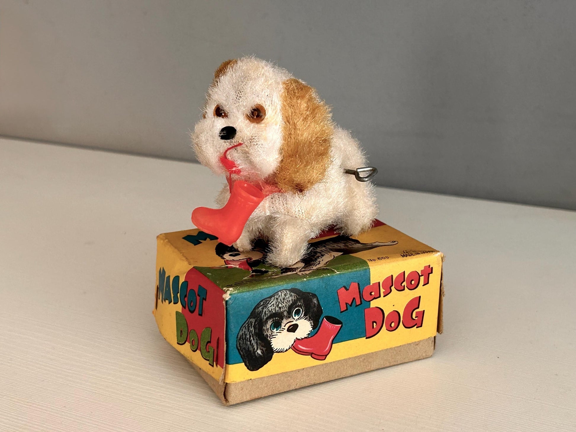 Juguete mecánico vintage “Mascot Dog” años 50s | Japón | Perro a cuerda con caja original | Peluche retro coleccionable