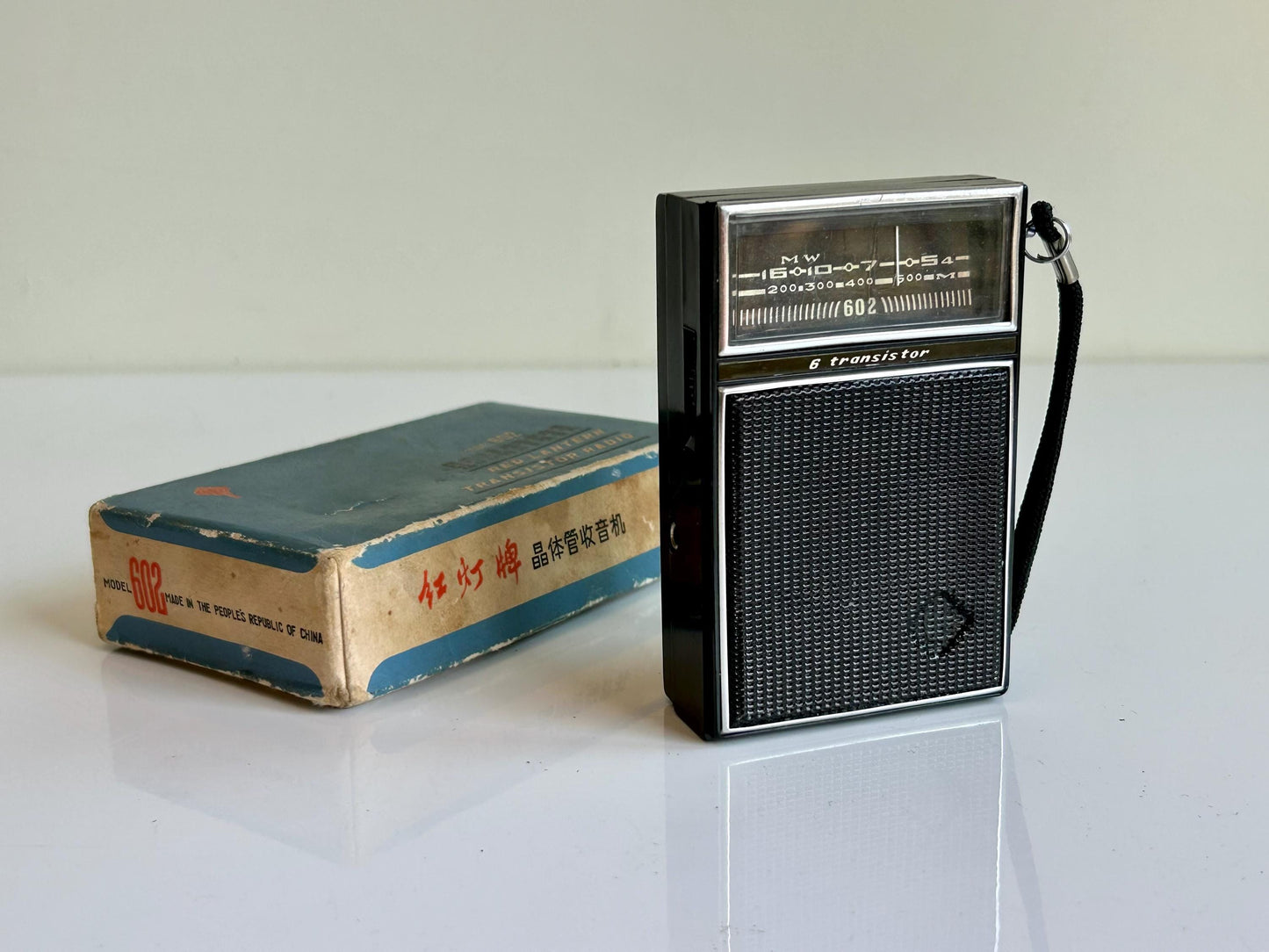 Radio Vintage Red Lantern 602 – 6 Transistores – Años 60 – Funcional con Caja Original – Coleccionismo Retro