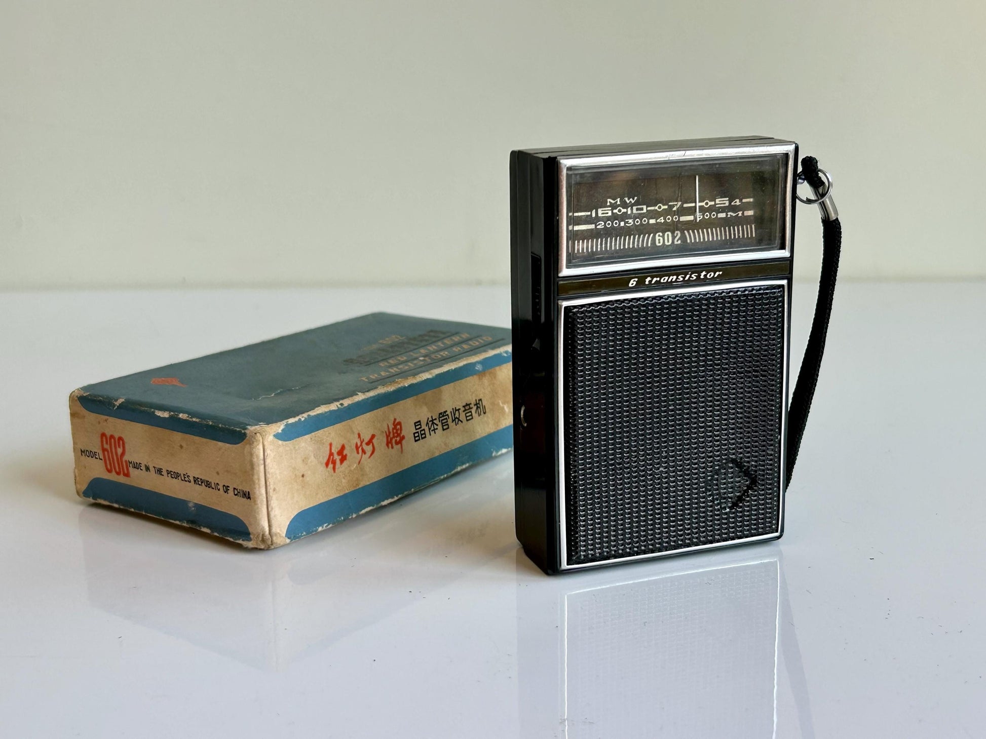 Radio Vintage Red Lantern 602 – 6 Transistores – Años 60 – Funcional con Caja Original – Coleccionismo Retro