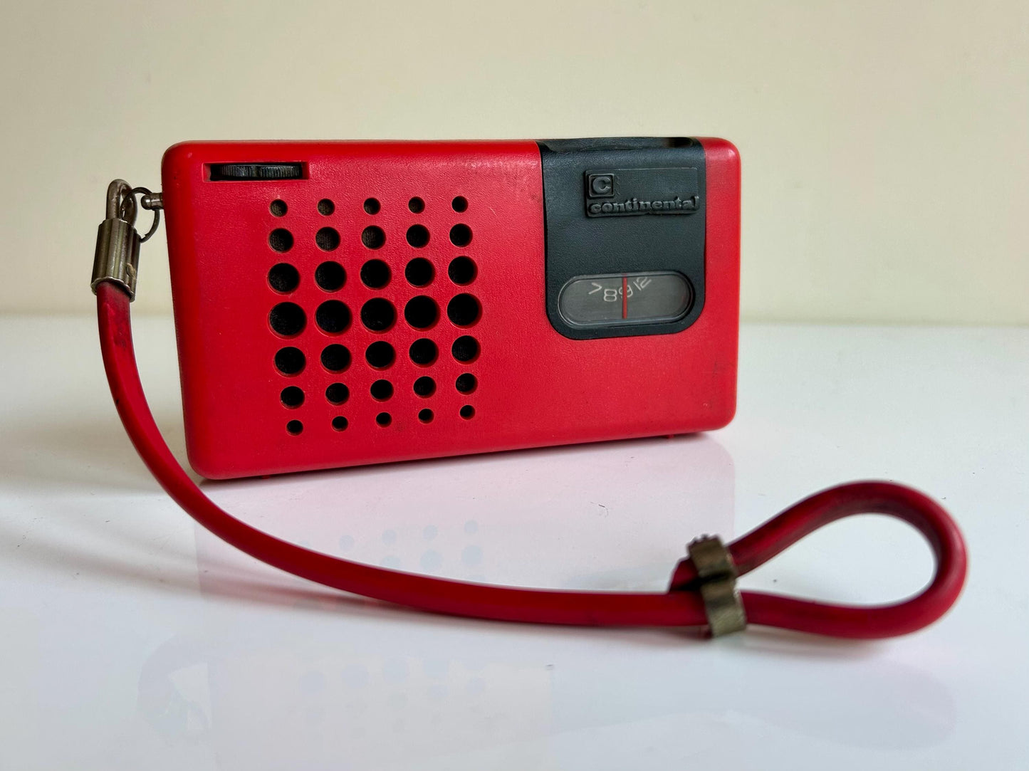 Radio portátil Continental vintage (Industria Argentina, años 70)