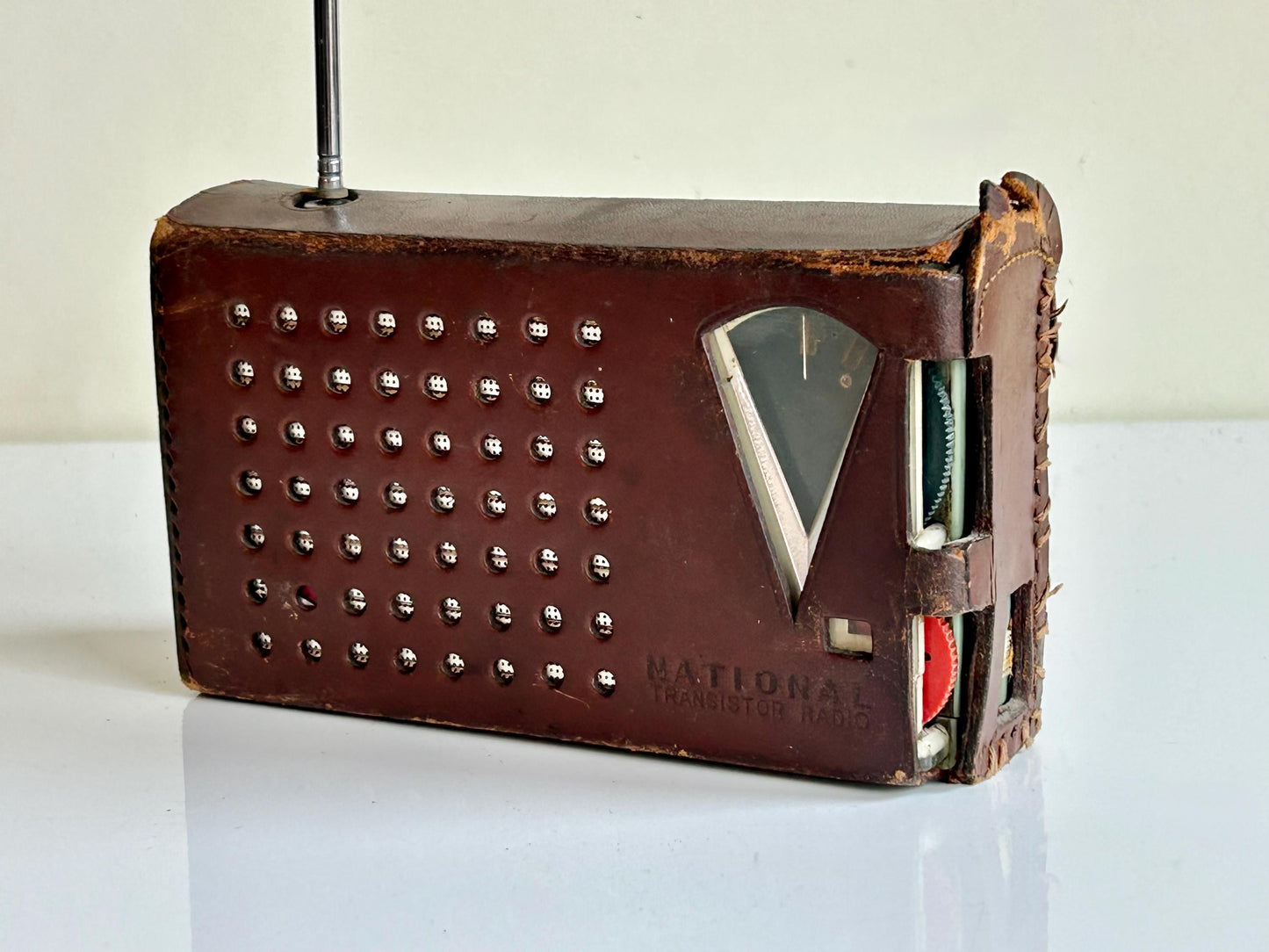 Radio vintage National 6 Transistor años 60 con funda original de cuero – Matsushita (Panasonic) Japón