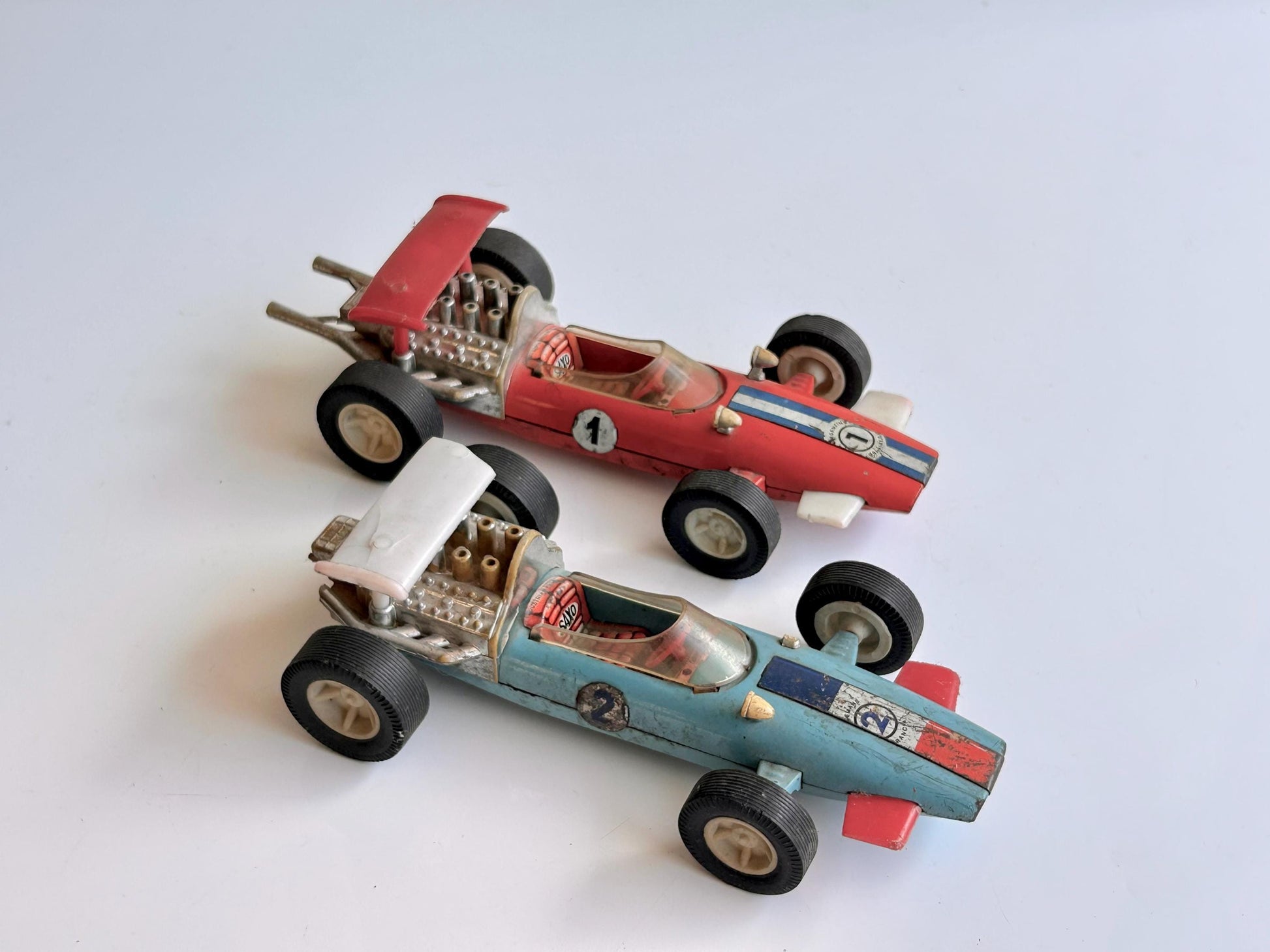 Coches Fórmula 1 Vintage SAXO Argentina (años 60) – Pareja de monoplazas 1 y 2 – Juguetes de chapa litografiada