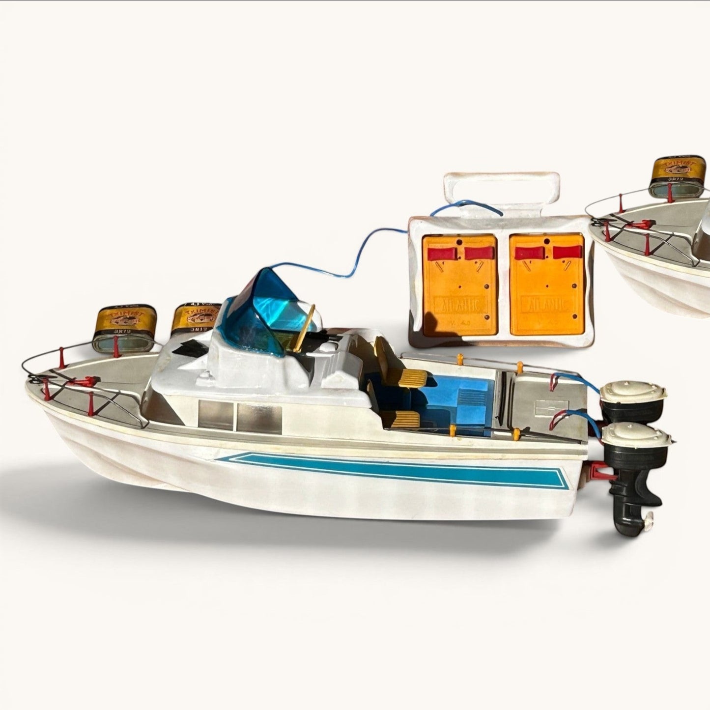 Antiguo Yate Juguete con mando con cable a pilas. Barco años 60s Atlantic modelo Motoscafo BORA origen italia con dos motores fuera de borda
