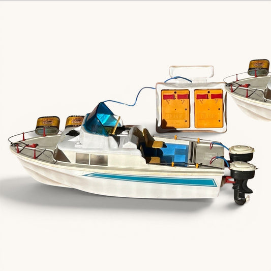 Antiguo Yate Juguete con mando con cable a pilas. Barco años 60s Atlantic modelo Motoscafo BORA origen italia con dos motores fuera de borda