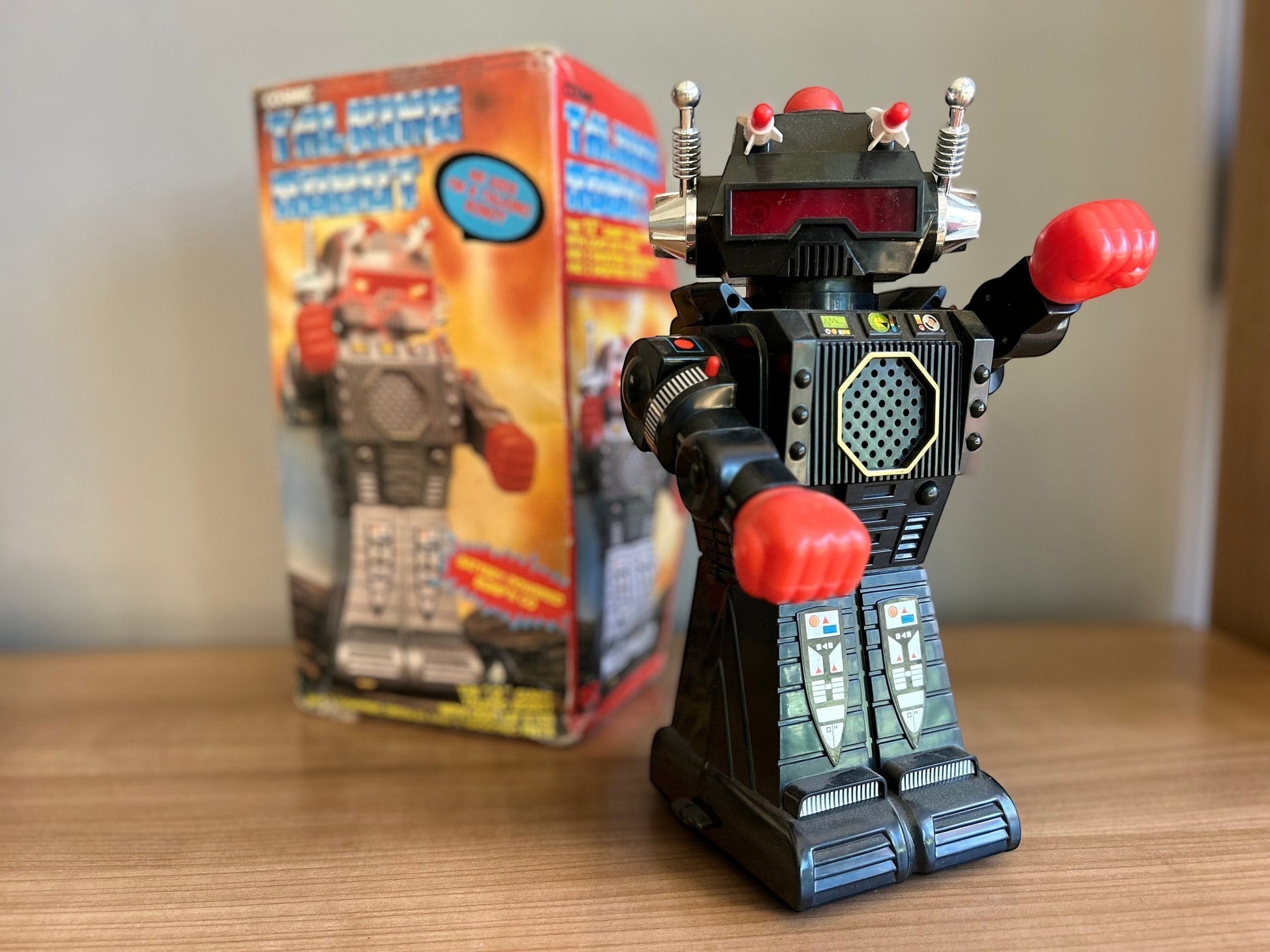Cosmic Talking Robot años 80, habla al presionarle su cabeza, camina, bump'n go, y dispara misiles y sus dos puños. Robot 12"