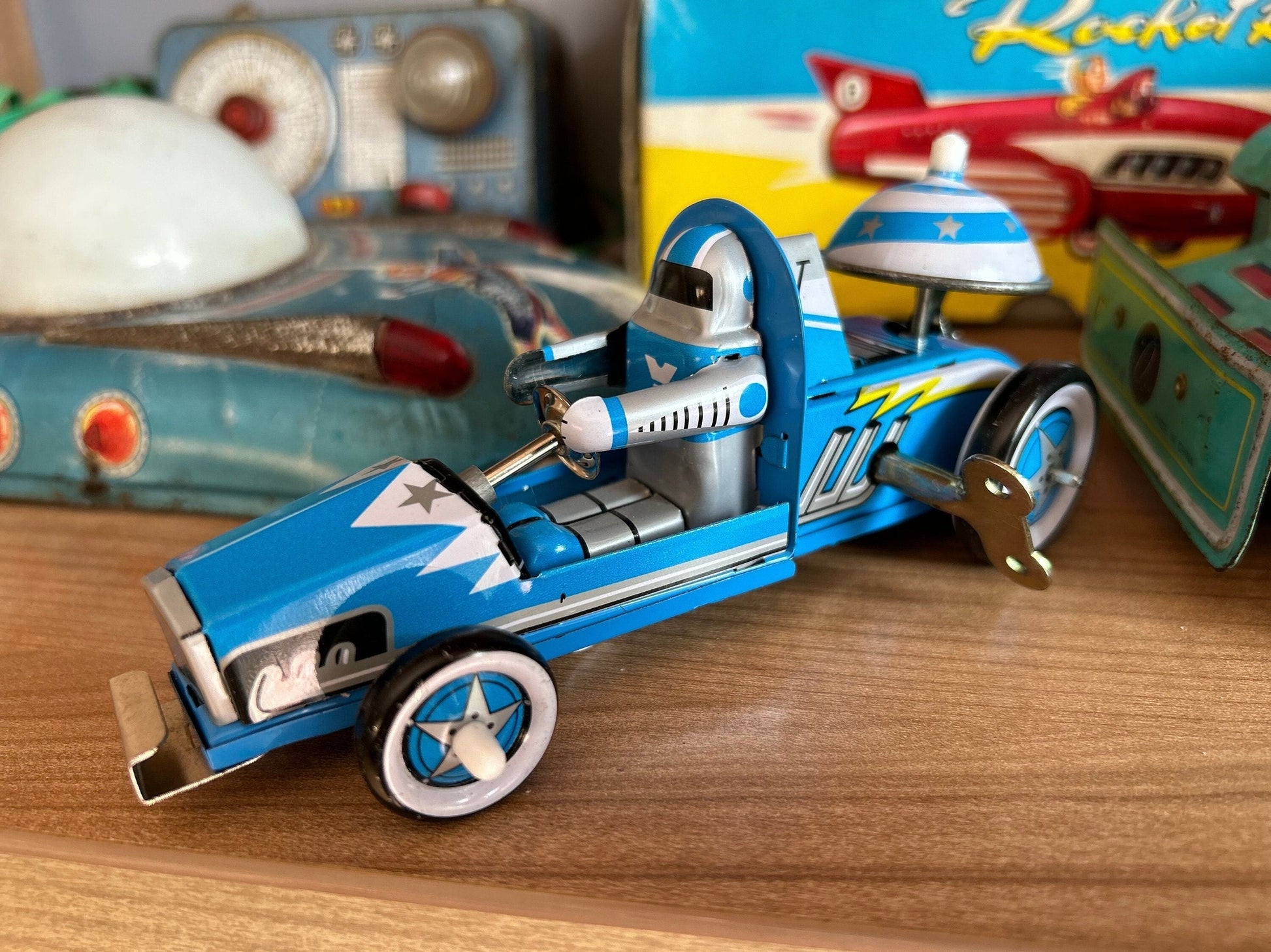 Space Race Car vintage coche espacial hojalata a cuerda juguete coche vintage cohete litografiado con sonido a sirena