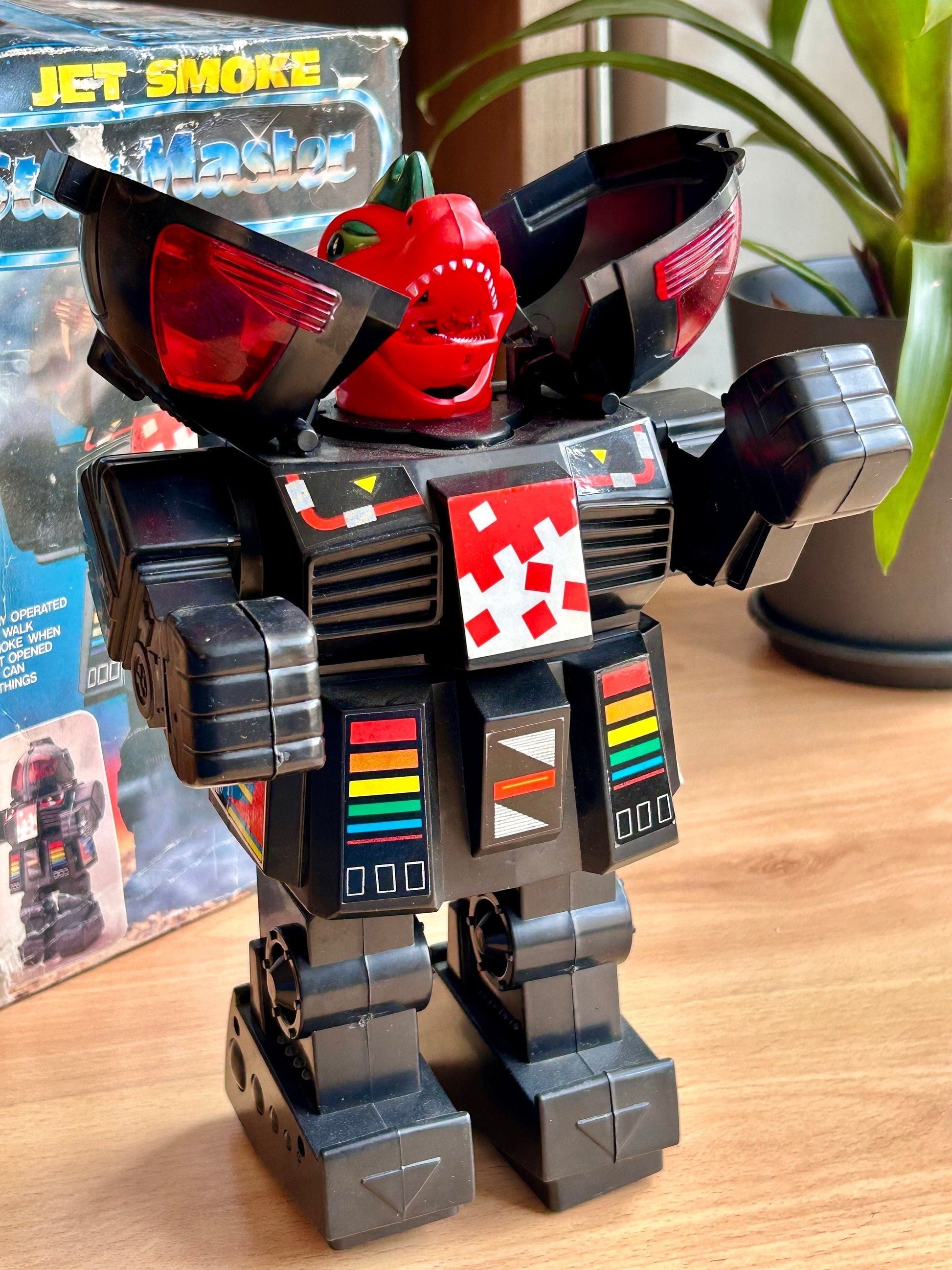 Robot a pilas Jet Smoke Star Master. Camina, emite sonidos, su escafandra se abre y aparece la cabeza de Gotzilla lanzando humo.