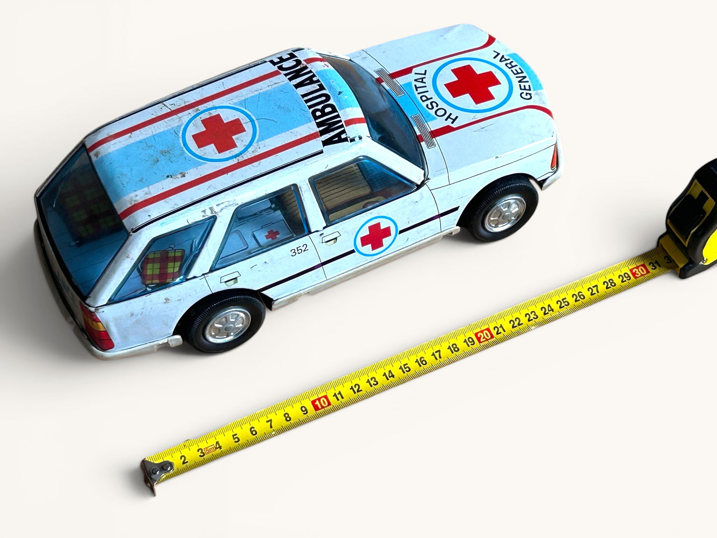Ambulancia Renault hojalata · Román España 1980