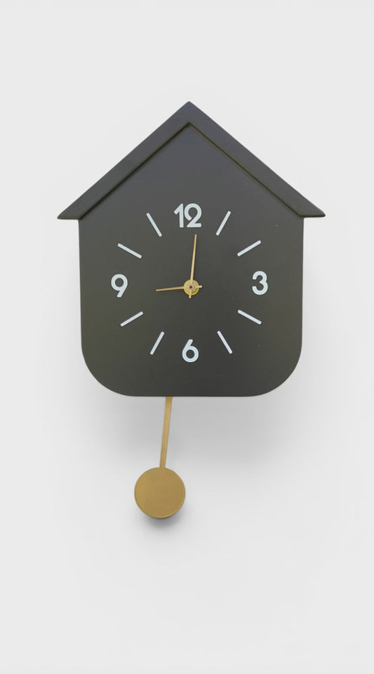 Reloj de pared casita con péndulo