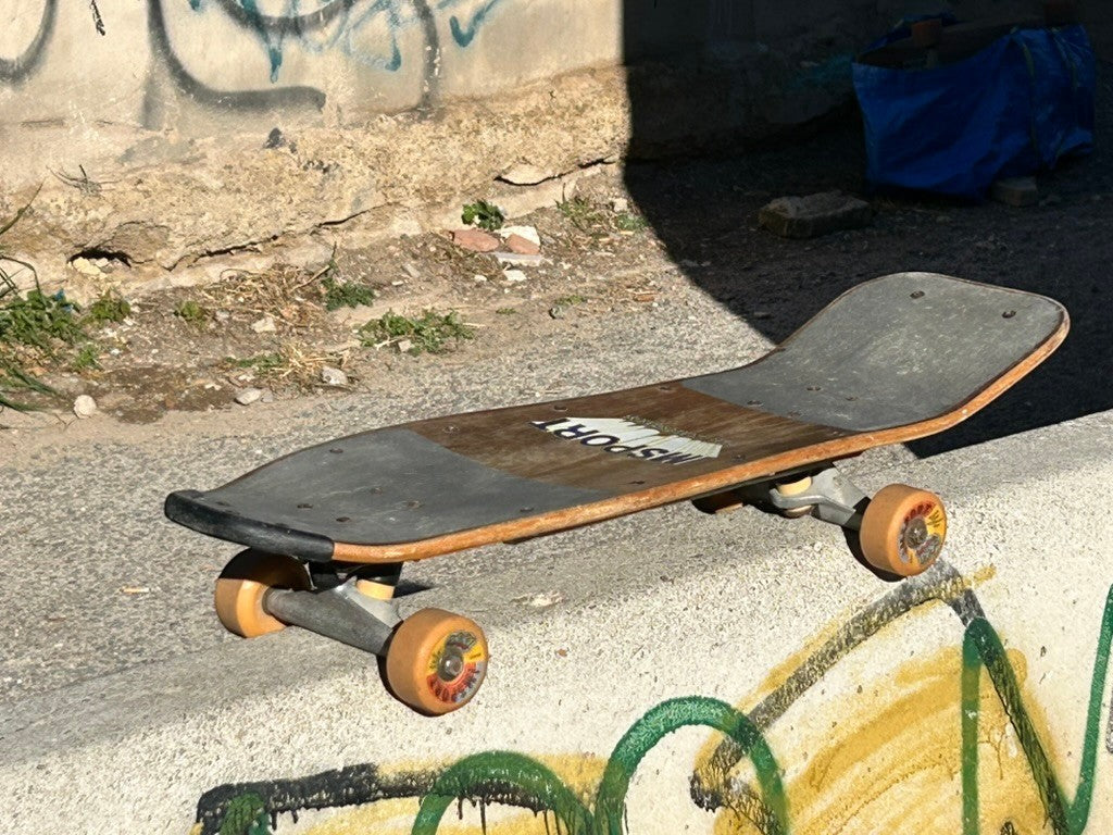 Skateboard vintage Imsport de Retrópica Tienda, tabla de madera con ruedas de uretano y ejes Fiberlite, estilo años 80.