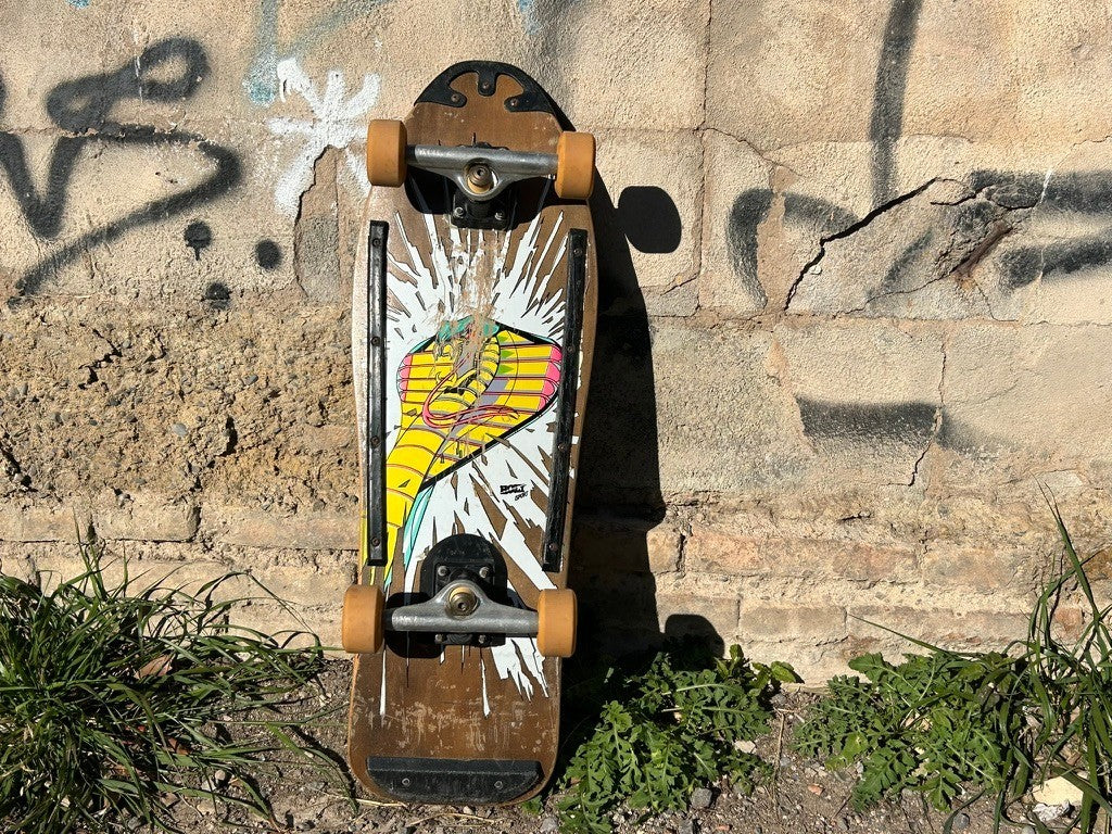 Skateboard vintage Imsport de Retrópica Tienda, tabla de arce con diseño de cobra, ruedas de uretano y ejes Fiberlite.