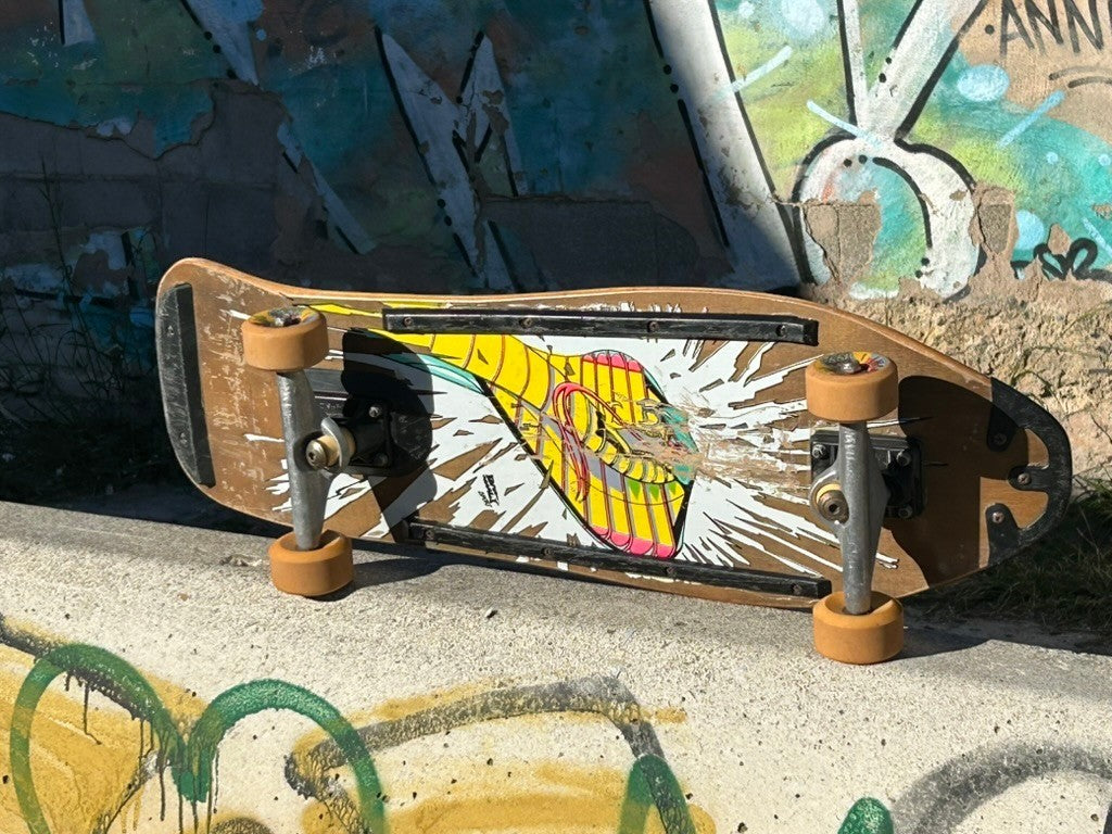 Skateboard vintage IMSPORT de Retrópica Tienda, tabla de arce con diseño años 80, ejes Fiberlite y ruedas de uretano.
